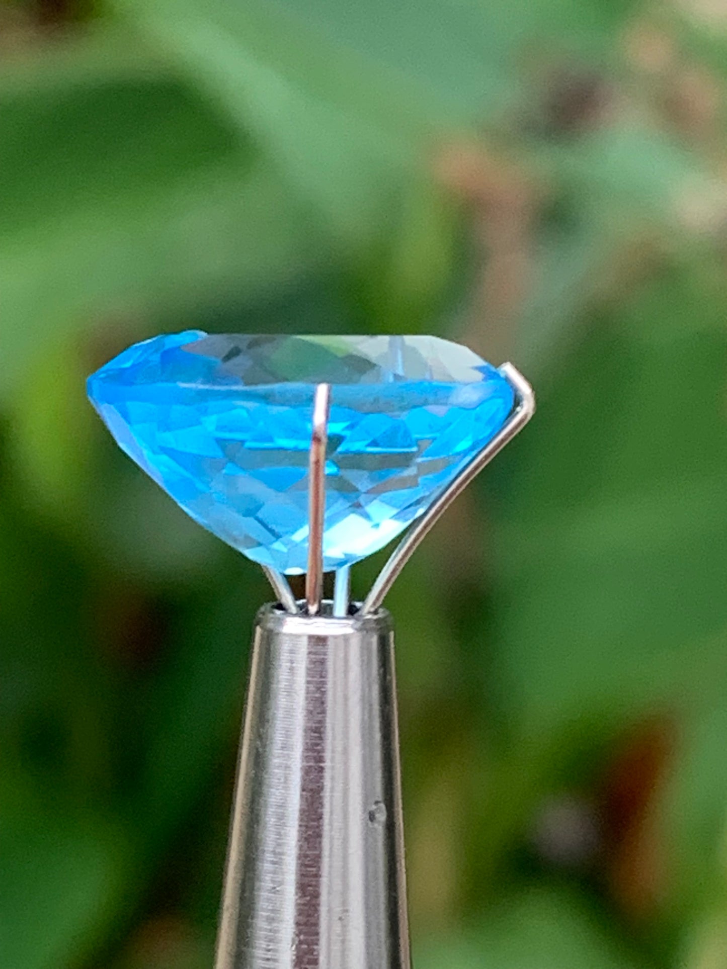 Topaze bleue naturelle de 8,24 carats. Taille de 15 mm x 10 x 7,50. Parfait en collection, bijouterie, exposition...