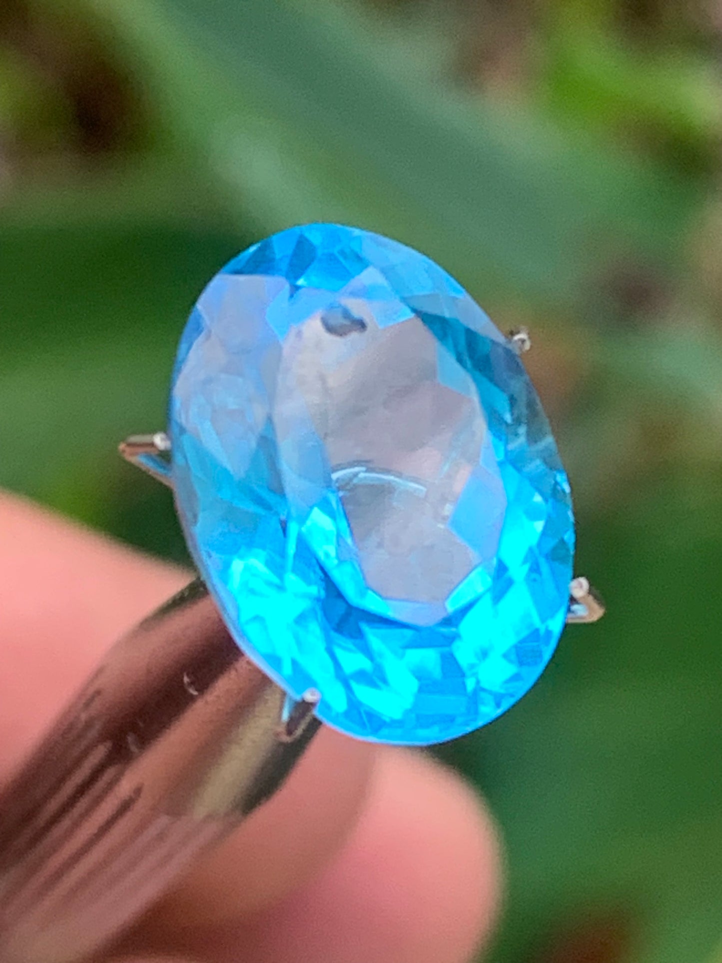 Topaze bleue naturelle de 8,24 carats. Taille de 15 mm x 10 x 7,50. Parfait en collection, bijouterie, exposition...