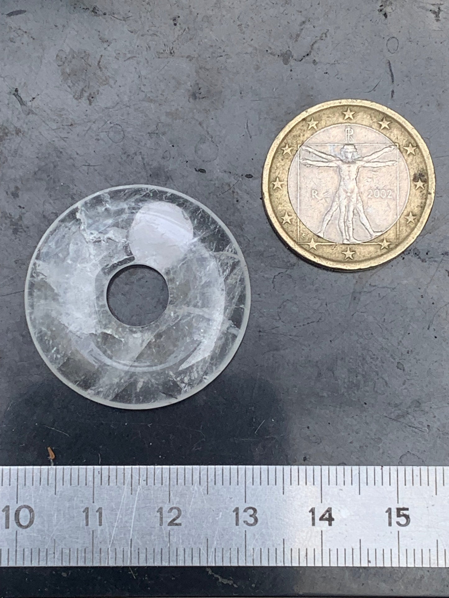 Cristal de roche/ Quartz, pendentif Donuts, 30mm de hauteur x 30 de largeur x 6 d'épaisseur. Vendu avec cordon réglable de couleur noire !