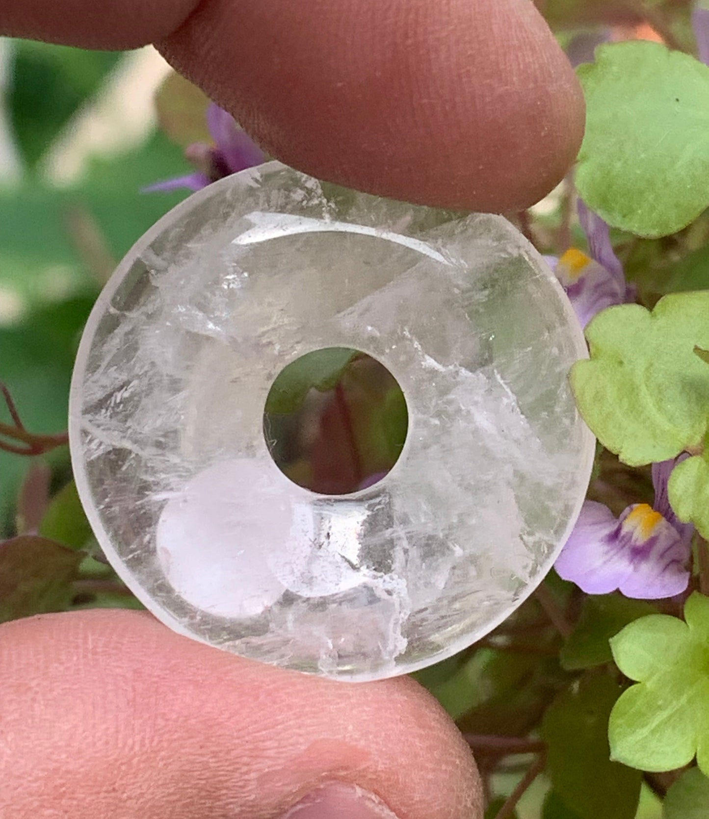 Cristal de roche/ Quartz, pendentif Donuts, 30mm de hauteur x 30 de largeur x 6 d'épaisseur. Vendu avec cordon réglable de couleur noire !