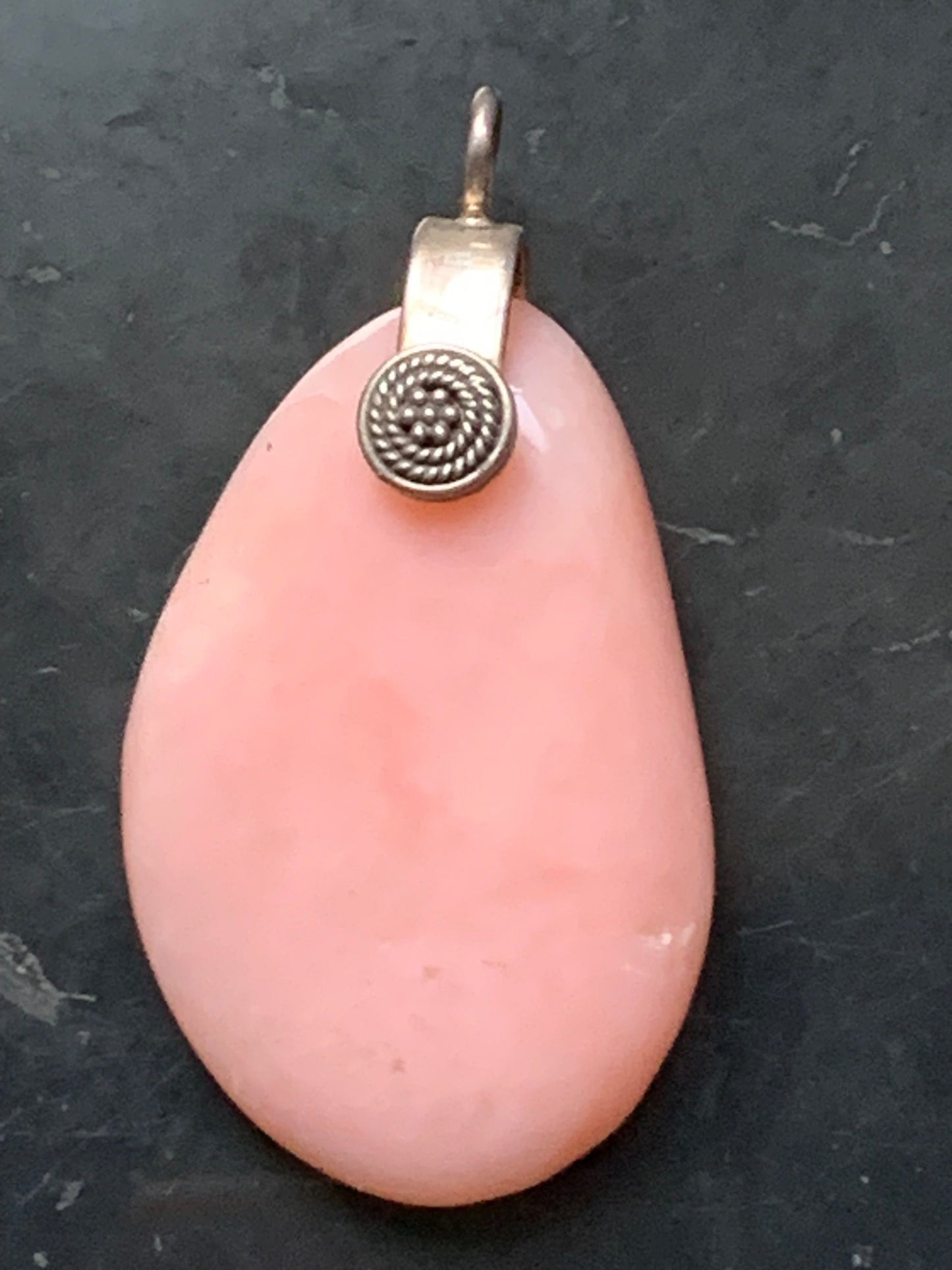 Mangano-calcite, pendentif en Argent 925 de 60mm de hauteur x 30 de largeur x 15 d'épaisseur. Vendu avec cordon réglable de couleur noire !