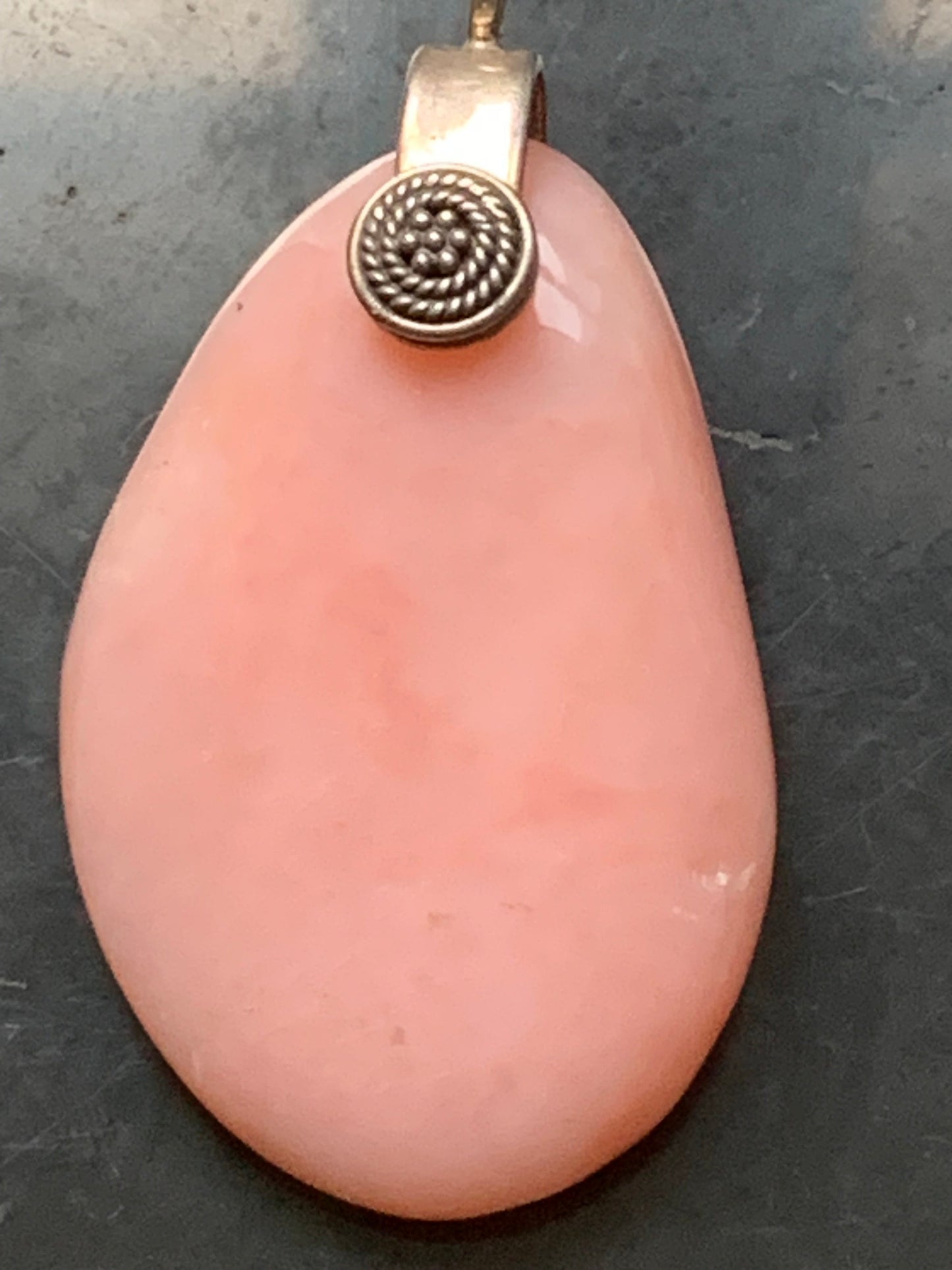 Mangano-calcite, pendentif en Argent 925 de 60mm de hauteur x 30 de largeur x 15 d'épaisseur. Vendu avec cordon réglable de couleur noire !