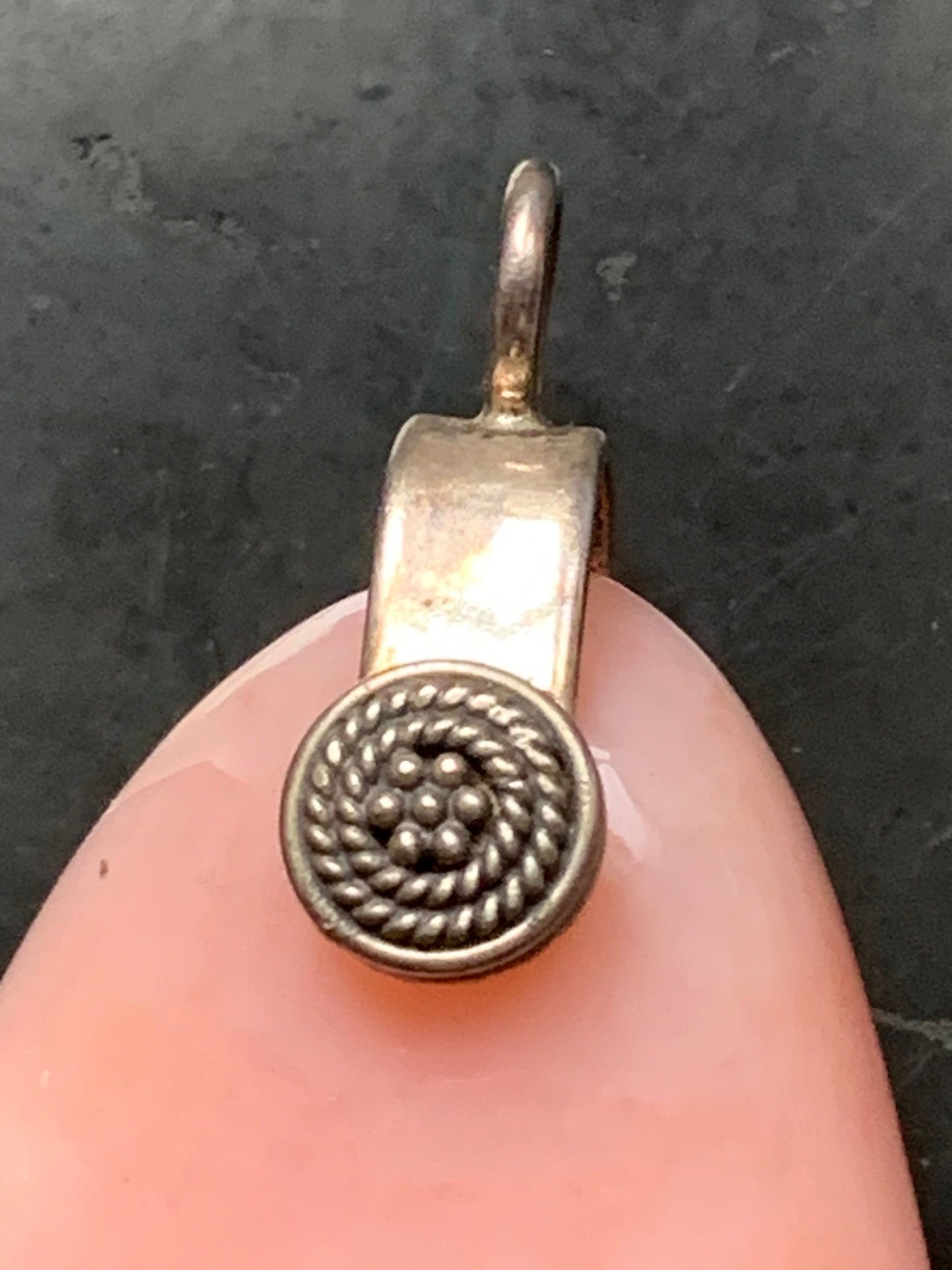 Mangano-calcite, pendentif en Argent 925 de 60mm de hauteur x 30 de largeur x 15 d'épaisseur. Vendu avec cordon réglable de couleur noire !