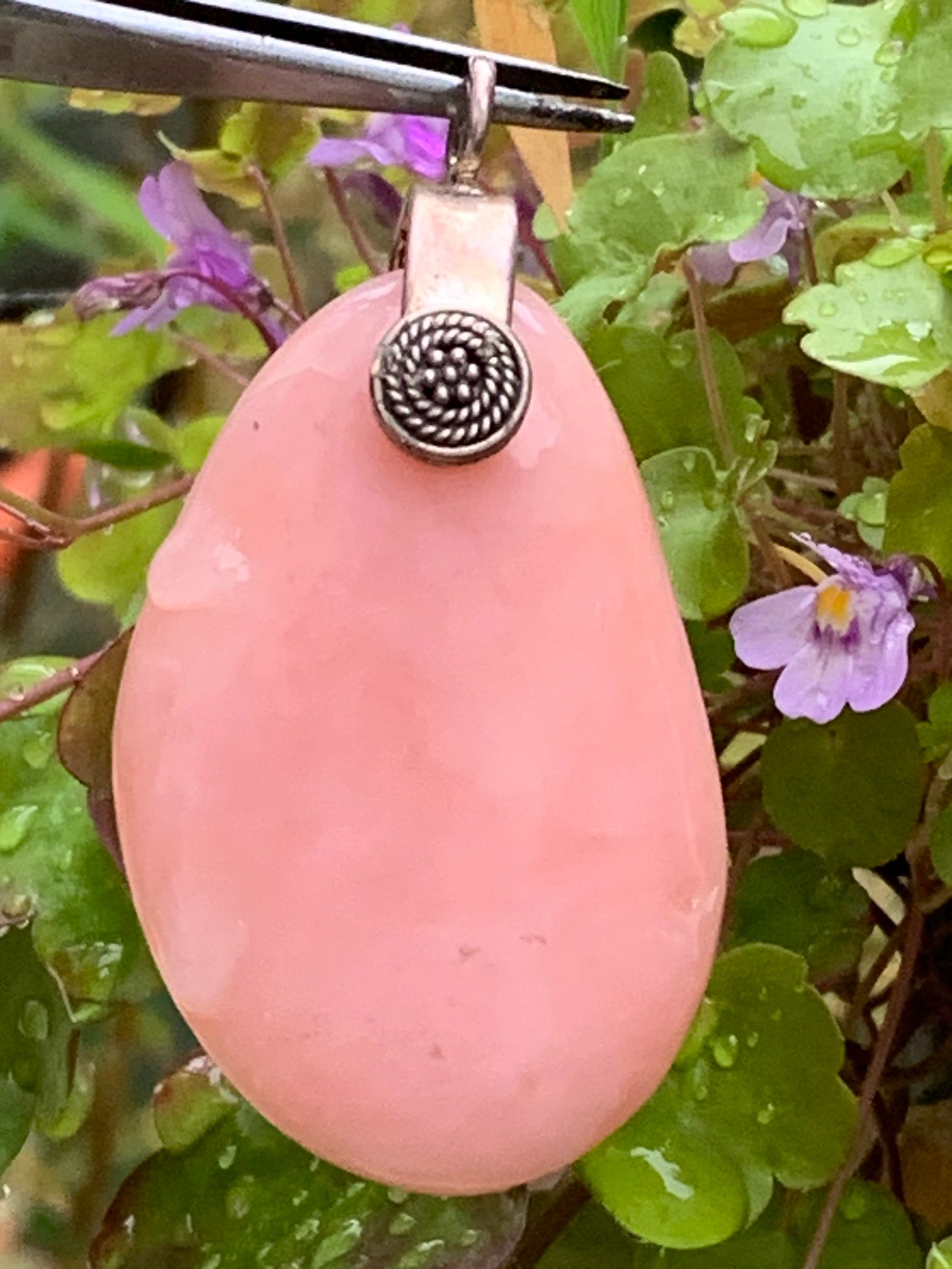 Mangano-calcite, pendentif en Argent 925 de 60mm de hauteur x 30 de largeur x 15 d'épaisseur. Vendu avec cordon réglable de couleur noire !