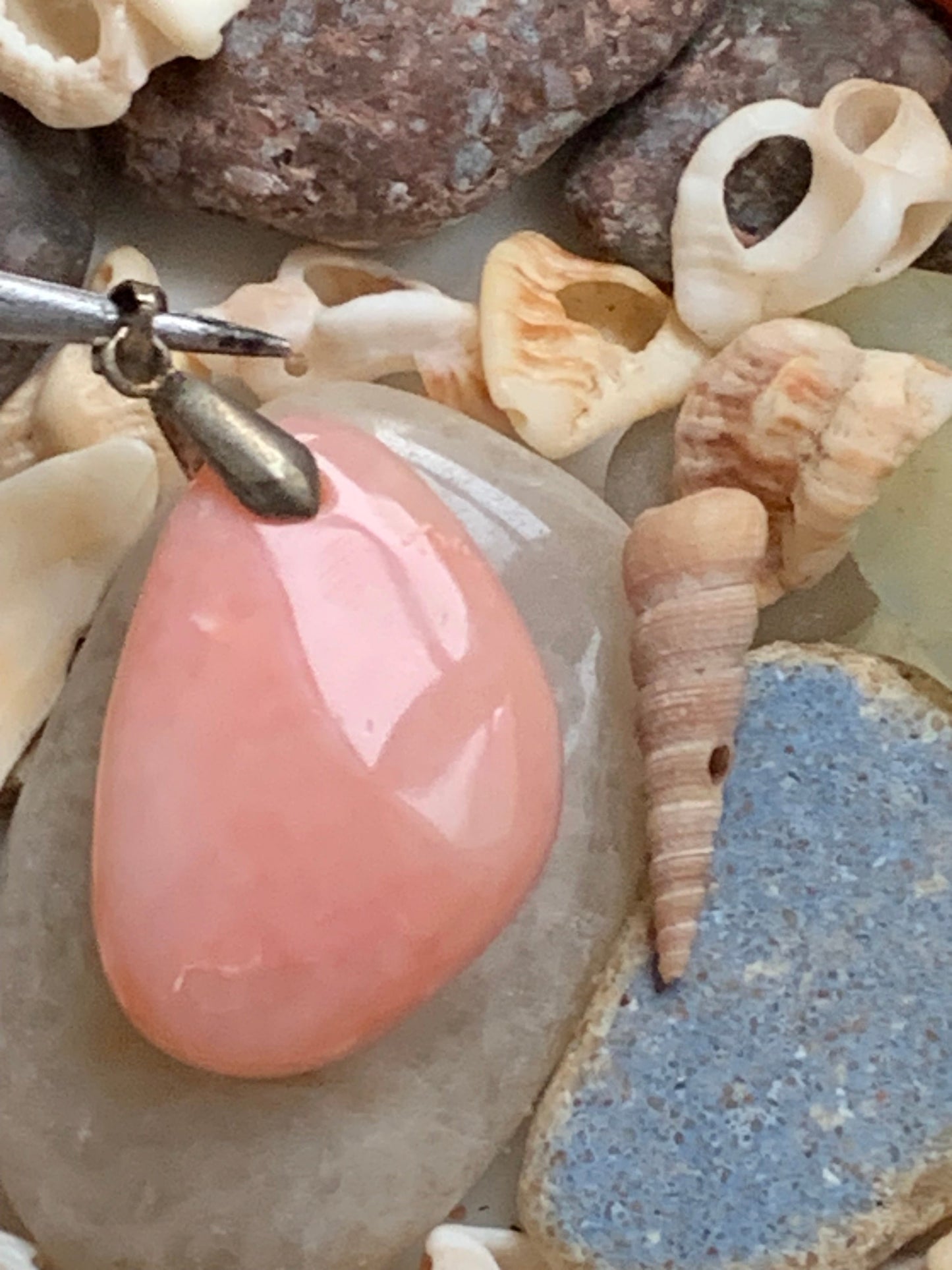 Mangano-calcite, pendentif en Argent 925 de 50mm de hauteur x 24 de largeur x 10 d'épaisseur. Vendu avec cordon réglable de couleur noire !