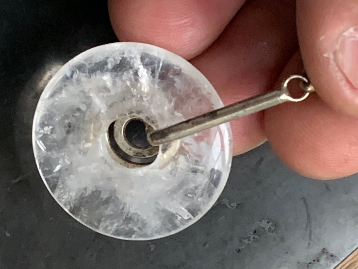 Cristal de roche/ Quartz, pendentif Donuts, 30mm de hauteur x 30 de largeur x 6 d'épaisseur. Vendu avec cordon réglable de couleur noire !