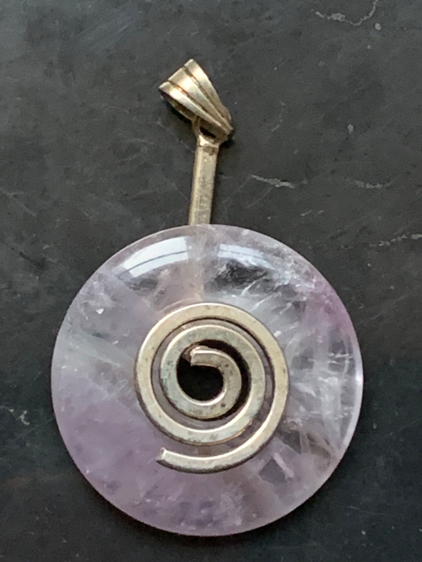 Améthyste, pendentif 'donuts' de 30mm de hauteur x 30 de largeur x 6 d'épaisseur. Vendu avec cordon réglable de couleur noire offert !
