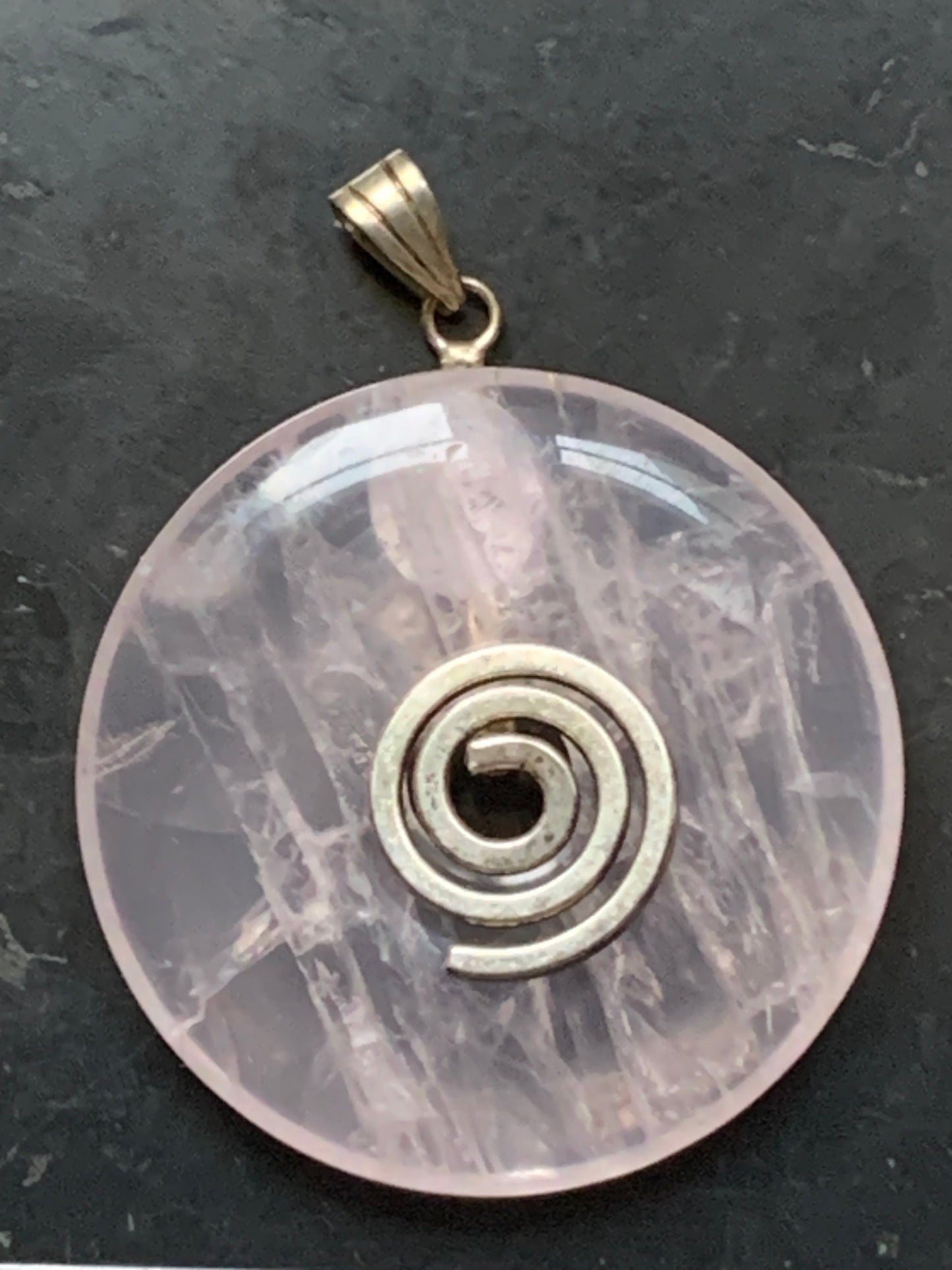 Cristal de roche/ Quartz rose, pendentif Donuts, 40mm de hauteur x 40 de largeur x 7 d'épaisseur. Vendu avec cordon réglable de couleur noire !