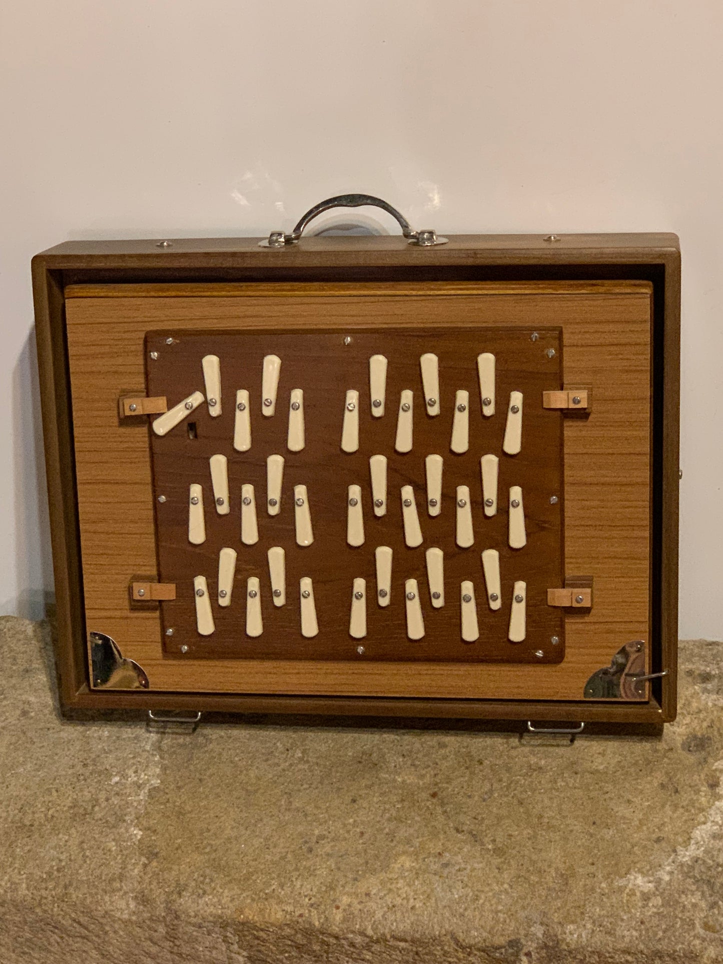 Shruti Box de qualité supérieure, au choix en 432 ou 440 hertz de chez 'Monoj Kumar Sardar & Bros.', 3 rangées d'octaves. Un pur instrument à tonalité fondamentale. Cela fonctionne comme un harmonium. 41 × 32 × 8,50cm - 5,90 kg. Vendu avec housse !