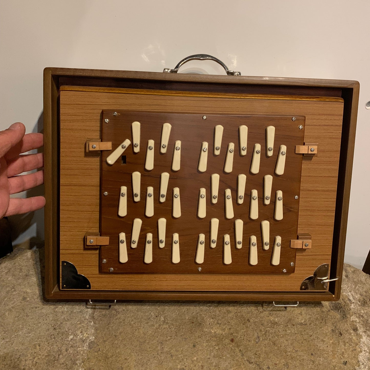 Shruti Box de qualité supérieure, au choix en 432 ou 440 hertz de chez 'Monoj Kumar Sardar & Bros.', 3 rangées d'octaves. Un pur instrument à tonalité fondamentale. Cela fonctionne comme un harmonium. 41 × 32 × 8,50cm - 5,90 kg. Vendu avec housse !