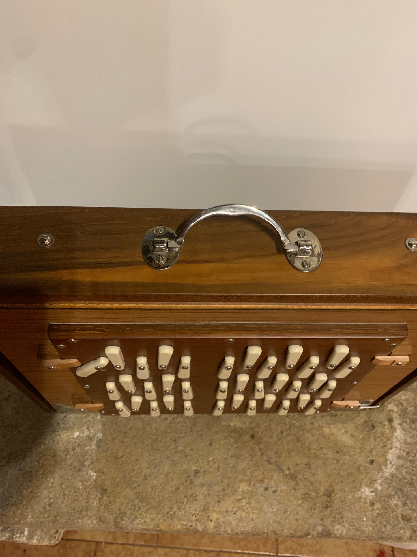 Shruti Box de qualité supérieure, au choix en 432 ou 440 hertz de chez 'Monoj Kumar Sardar & Bros.', 3 rangées d'octaves. Un pur instrument à tonalité fondamentale. Cela fonctionne comme un harmonium. 41 × 32 × 8,50cm - 5,90 kg. Vendu avec housse !