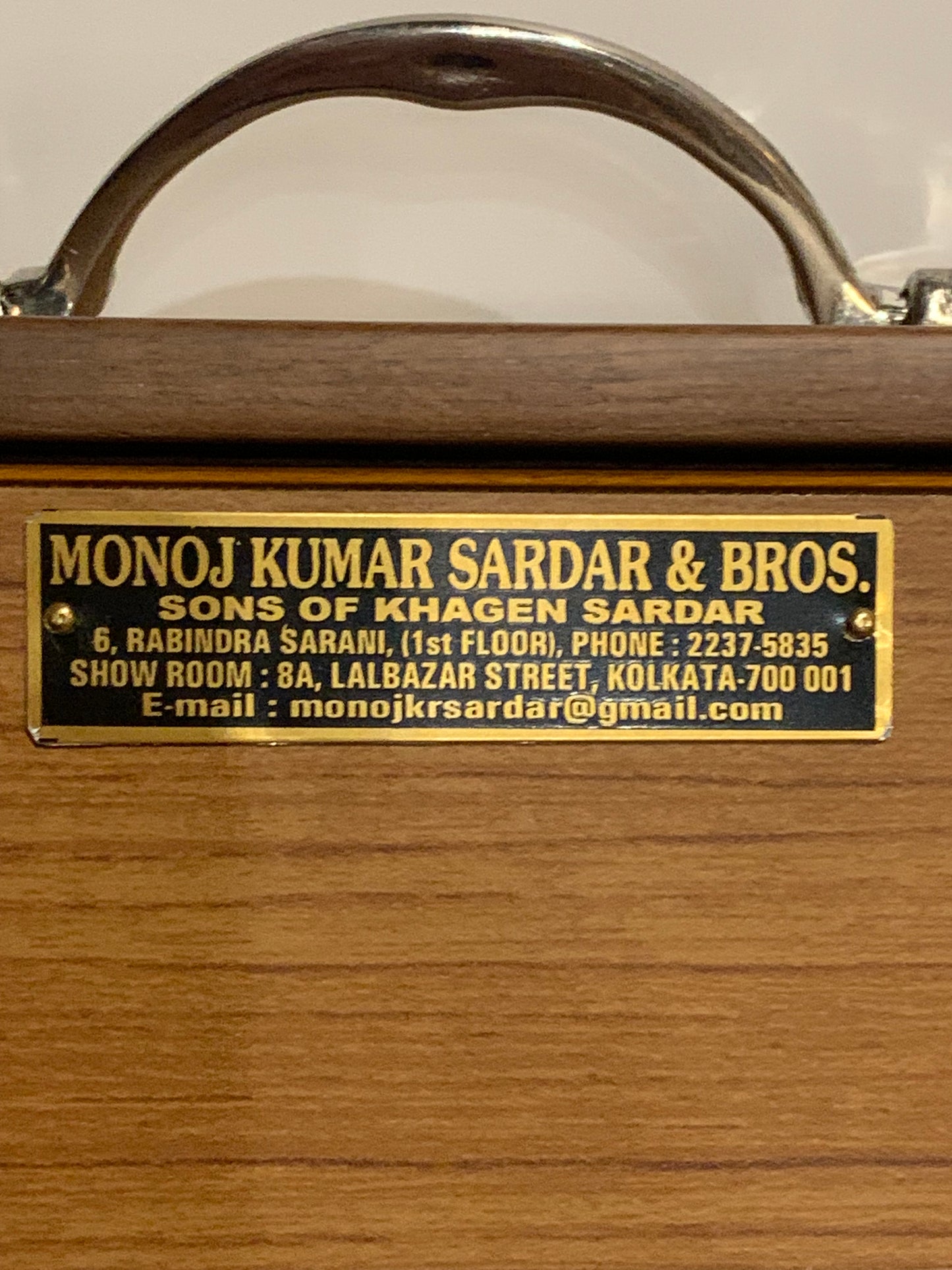 Shruti Box de qualité supérieure, au choix en 432 ou 440 hertz de chez 'Monoj Kumar Sardar & Bros.', 3 rangées d'octaves. Un pur instrument à tonalité fondamentale. Cela fonctionne comme un harmonium. 41 × 32 × 8,50cm - 5,90 kg. Vendu avec housse !