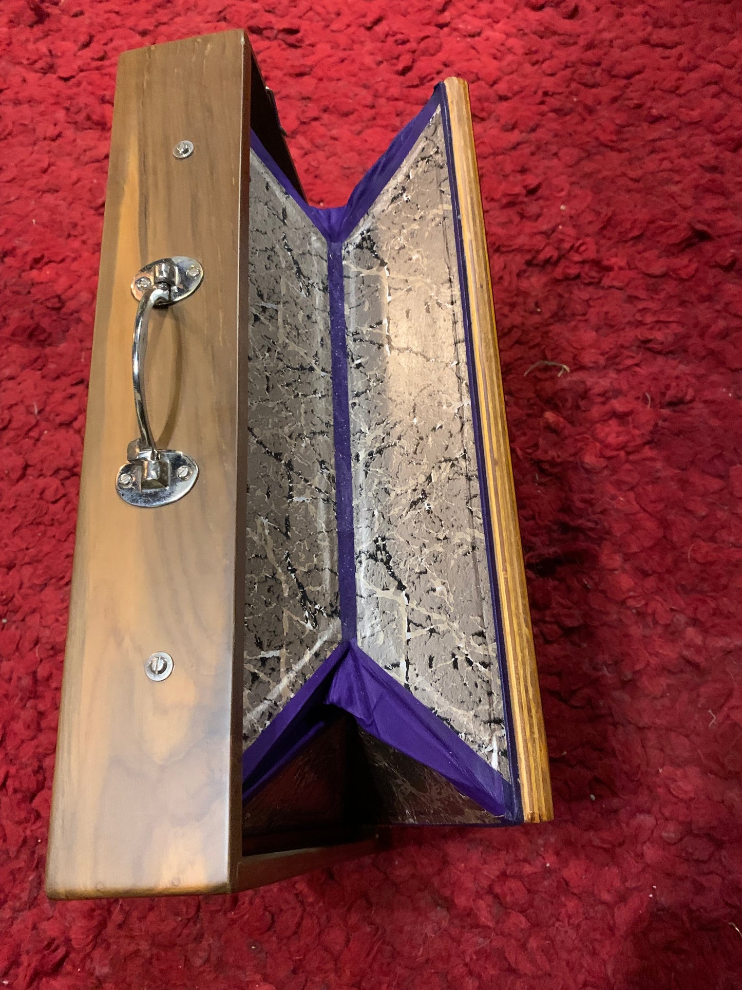 Shruti Box de qualité supérieure, au choix en 432 ou 440 hertz de chez 'Monoj Kumar Sardar & Bros.', 3 rangées d'octaves. Un pur instrument à tonalité fondamentale. Cela fonctionne comme un harmonium. 41 × 32 × 8,50cm - 5,90 kg. Vendu avec housse !