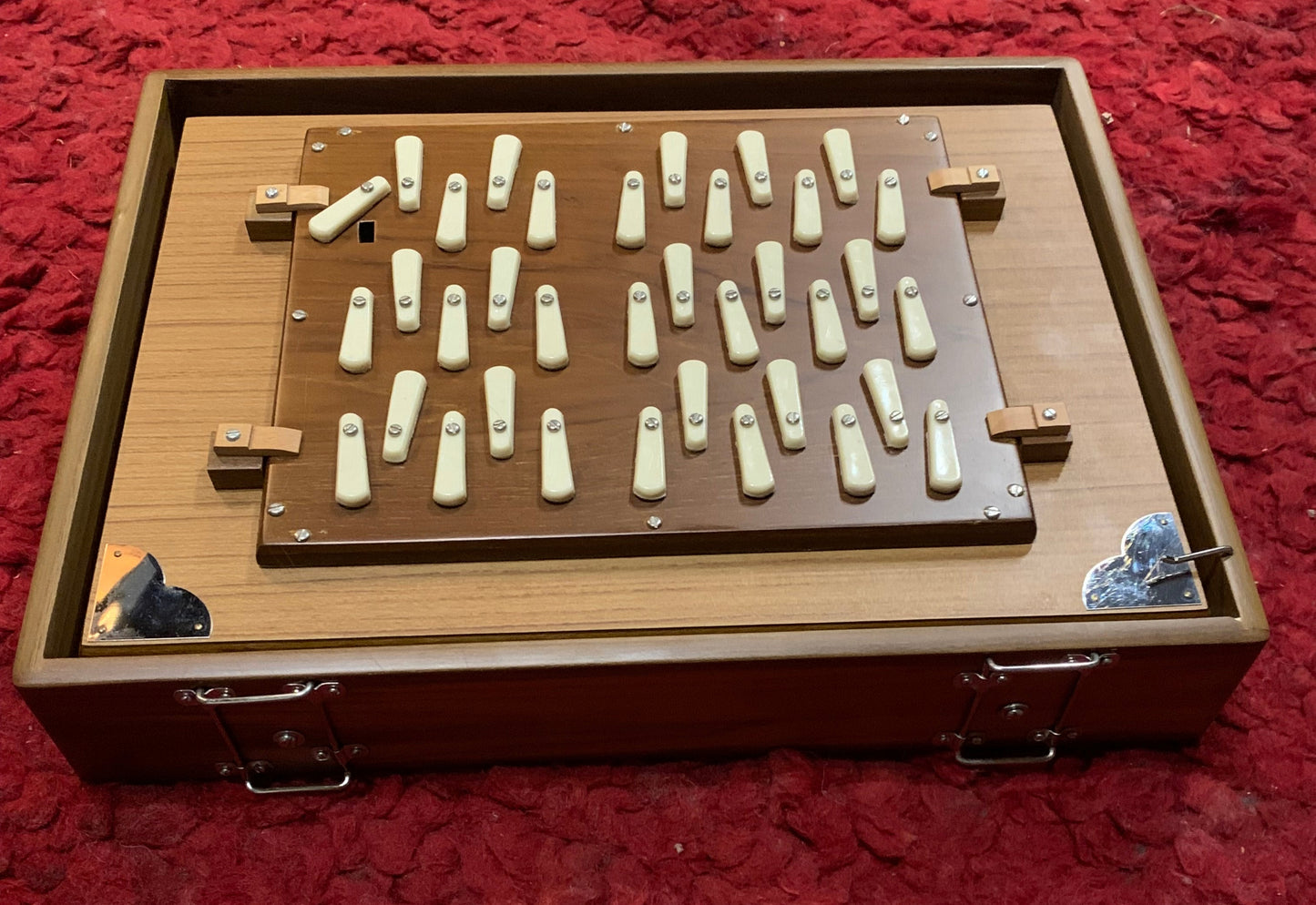 Shruti Box de qualité supérieure, au choix en 432 ou 440 hertz de chez 'Monoj Kumar Sardar & Bros.', 3 rangées d'octaves. Un pur instrument à tonalité fondamentale. Cela fonctionne comme un harmonium. 41 × 32 × 8,50cm - 5,90 kg. Vendu avec housse !