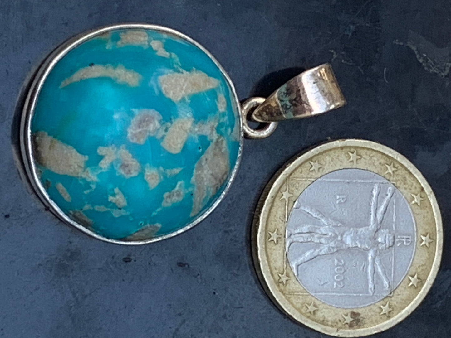 Turquoise Perse ! Pendentif en Argent 925 de 38mm de hauteur x 26 de largeur x 12 d'épaisseur. Vendu avec cordon réglable de couleur noire !