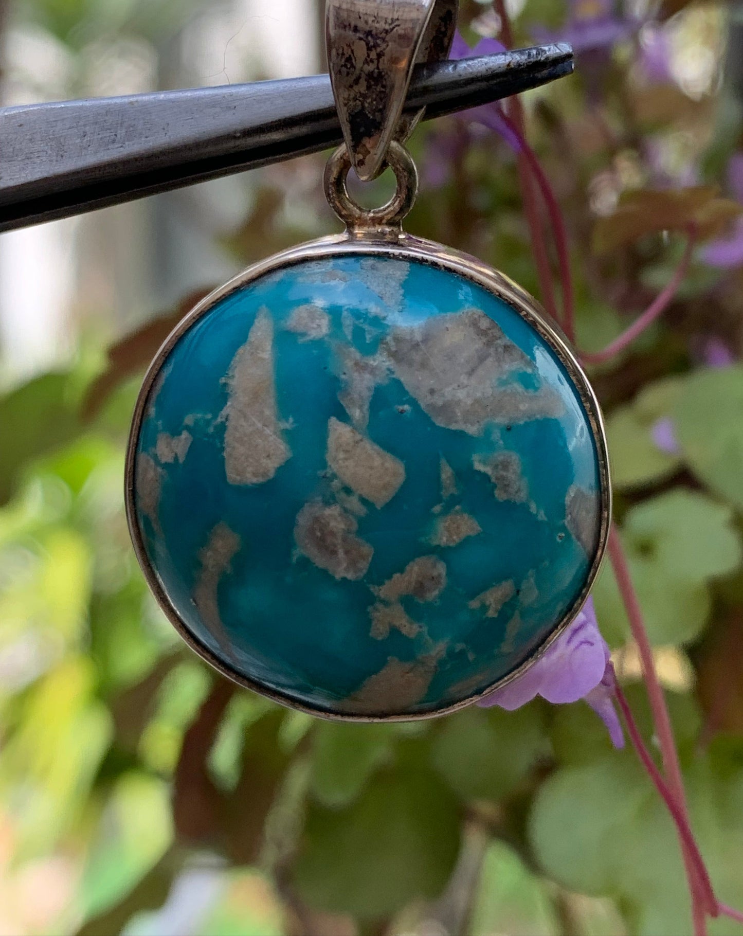 Turquoise Perse ! Pendentif en Argent 925 de 38mm de hauteur x 26 de largeur x 12 d'épaisseur. Vendu avec cordon réglable de couleur noire !