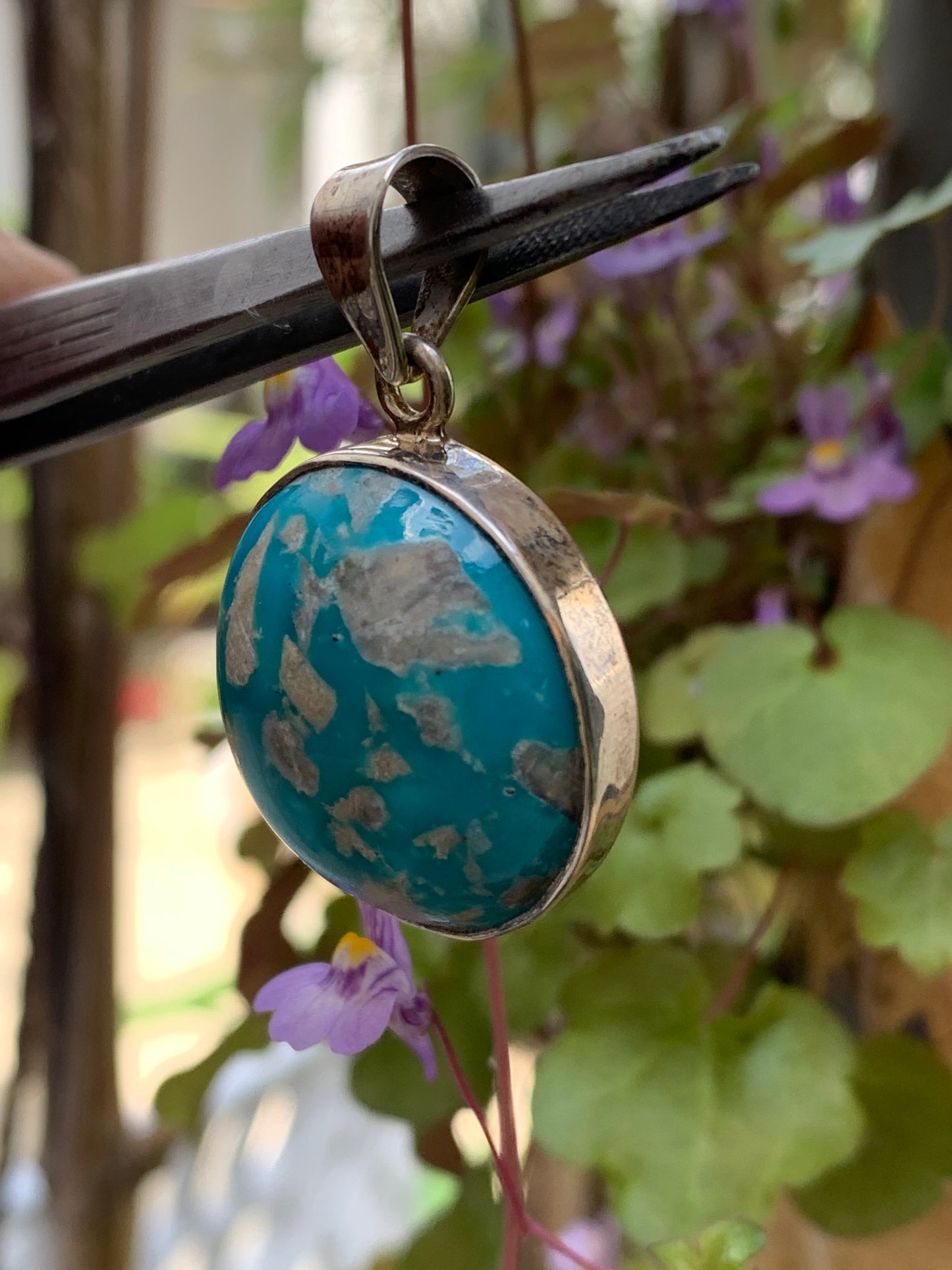 Turquoise Perse ! Pendentif en Argent 925 de 38mm de hauteur x 26 de largeur x 12 d'épaisseur. Vendu avec cordon réglable de couleur noire !