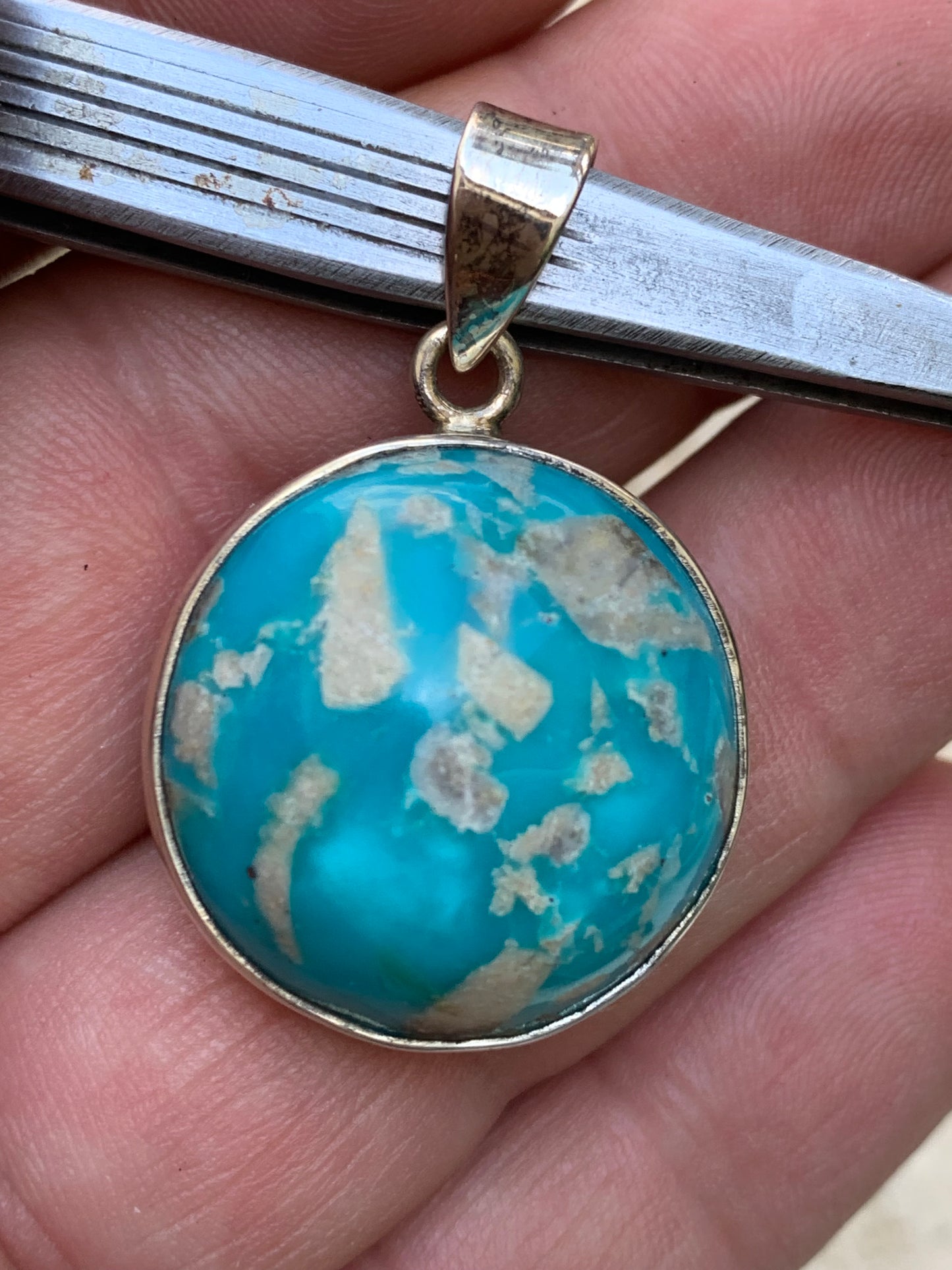 Turquoise Perse ! Pendentif en Argent 925 de 38mm de hauteur x 26 de largeur x 12 d'épaisseur. Vendu avec cordon réglable de couleur noire !