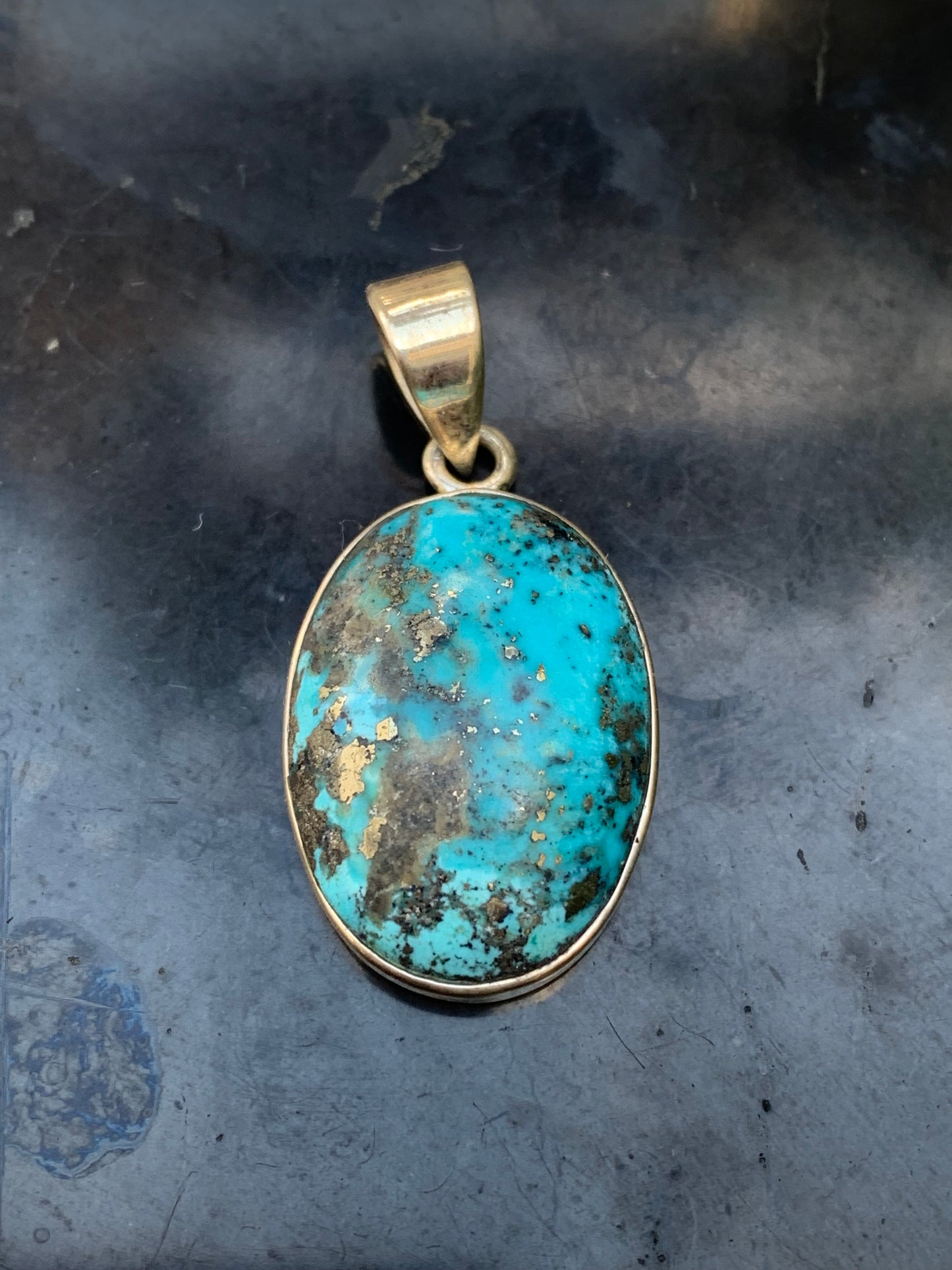 Turquoise Perse ! Pendentif en Argent 925 de 40mm de hauteur x 19 de largeur x 9 d'épaisseur. Vendu avec cordon réglable de couleur noire !