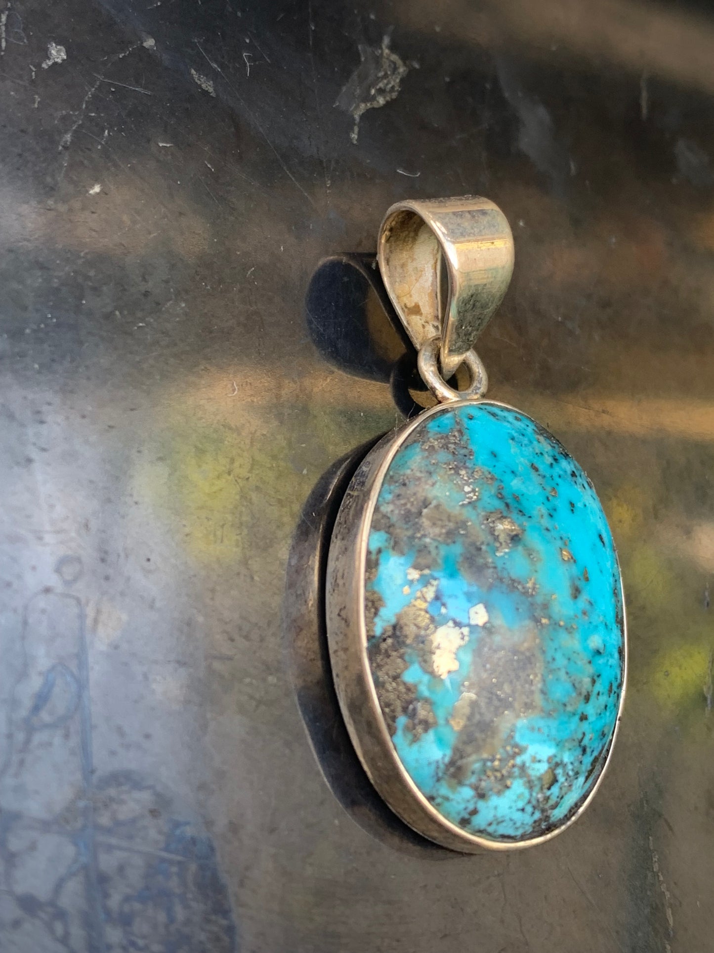 Turquoise Perse ! Pendentif en Argent 925 de 40mm de hauteur x 19 de largeur x 9 d'épaisseur. Vendu avec cordon réglable de couleur noire !
