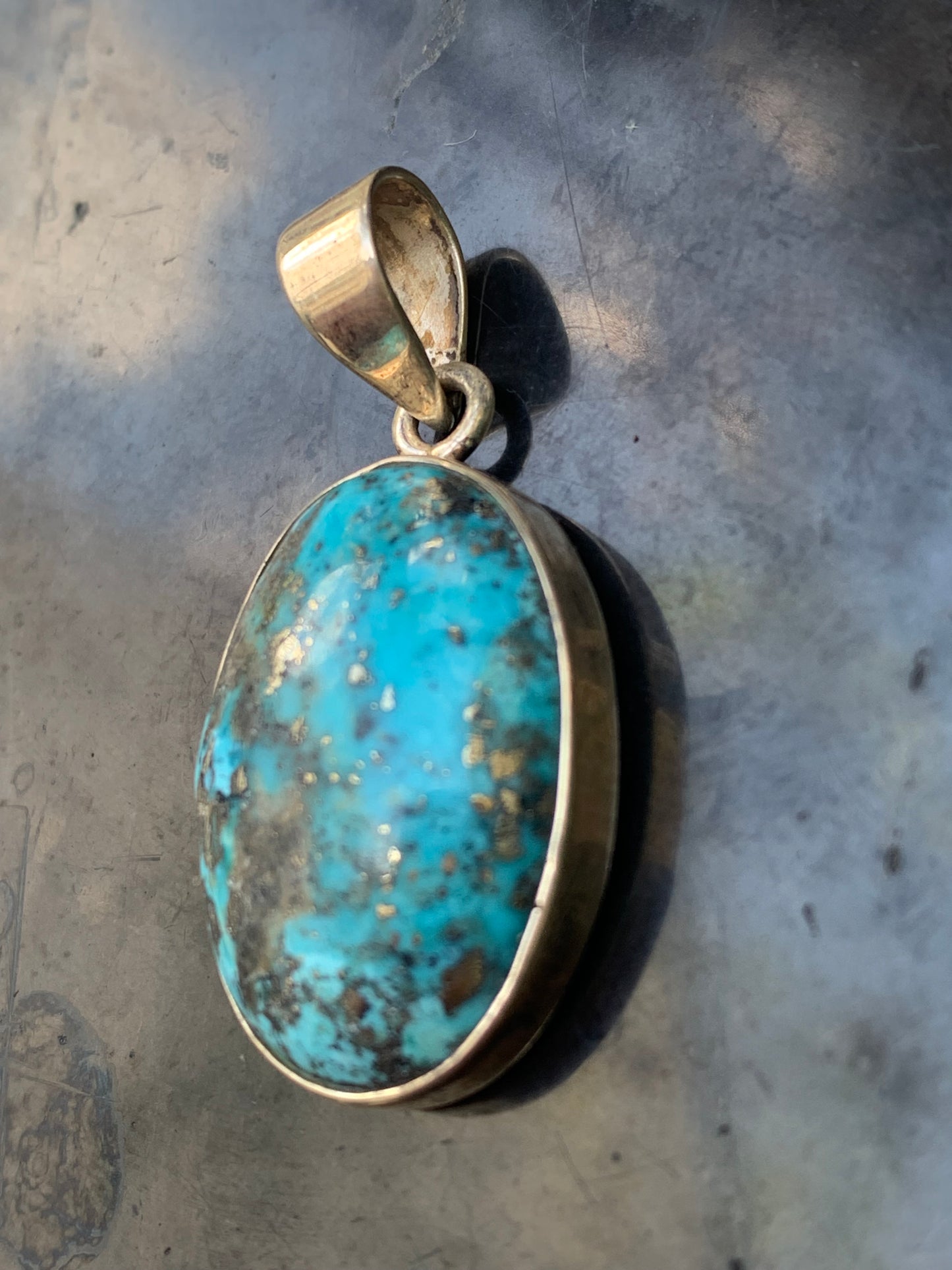 Turquoise Perse ! Pendentif en Argent 925 de 40mm de hauteur x 19 de largeur x 9 d'épaisseur. Vendu avec cordon réglable de couleur noire !