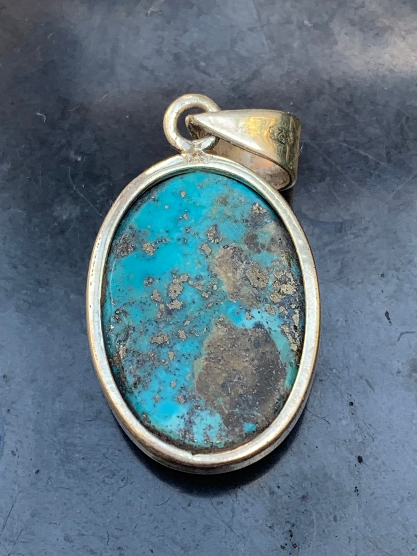 Turquoise Perse ! Pendentif en Argent 925 de 40mm de hauteur x 19 de largeur x 9 d'épaisseur. Vendu avec cordon réglable de couleur noire !