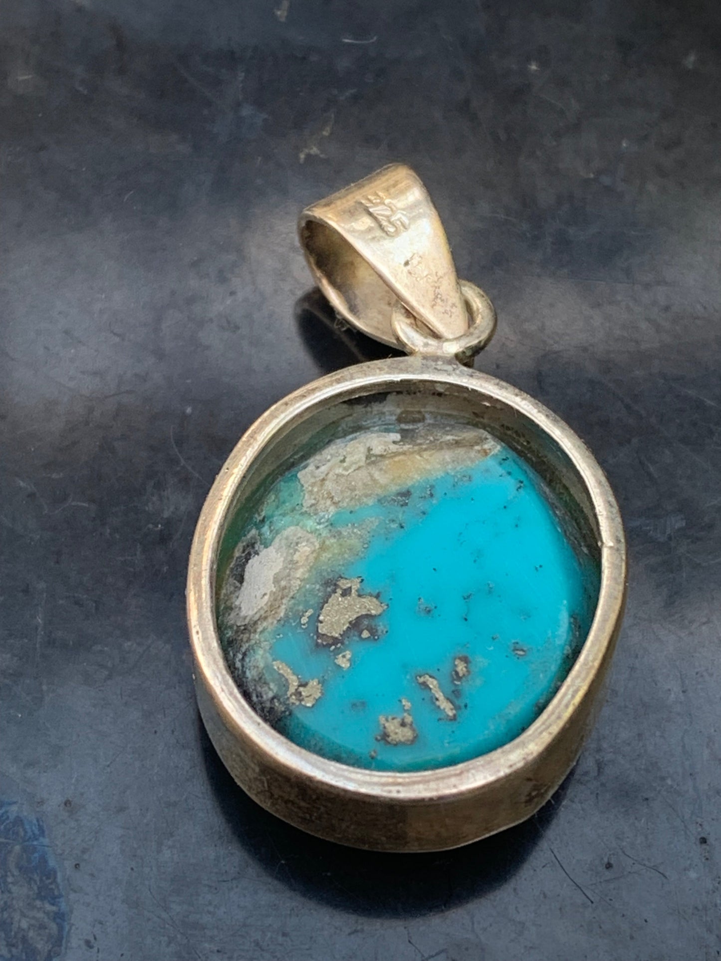 Turquoise Perse ! Pendentif en Argent 925 de 35mm de hauteur x 21 de largeur x 10 d'épaisseur. Vendu avec cordon réglable de couleur noire !