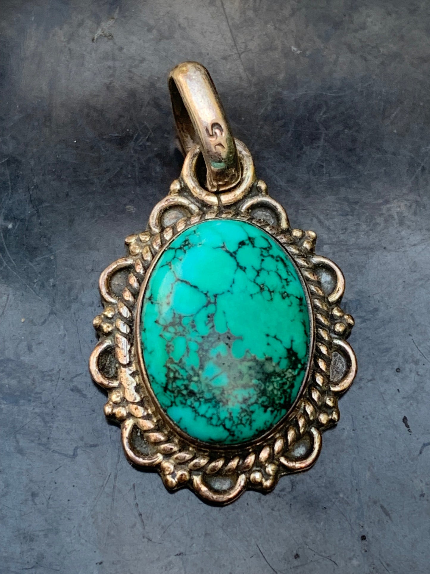 Turquoise Perse ! Pendentif en Argent 925 de 30mm de hauteur x 17 de largeur x 7 d'épaisseur. Vendu avec cordon réglable de couleur noire !