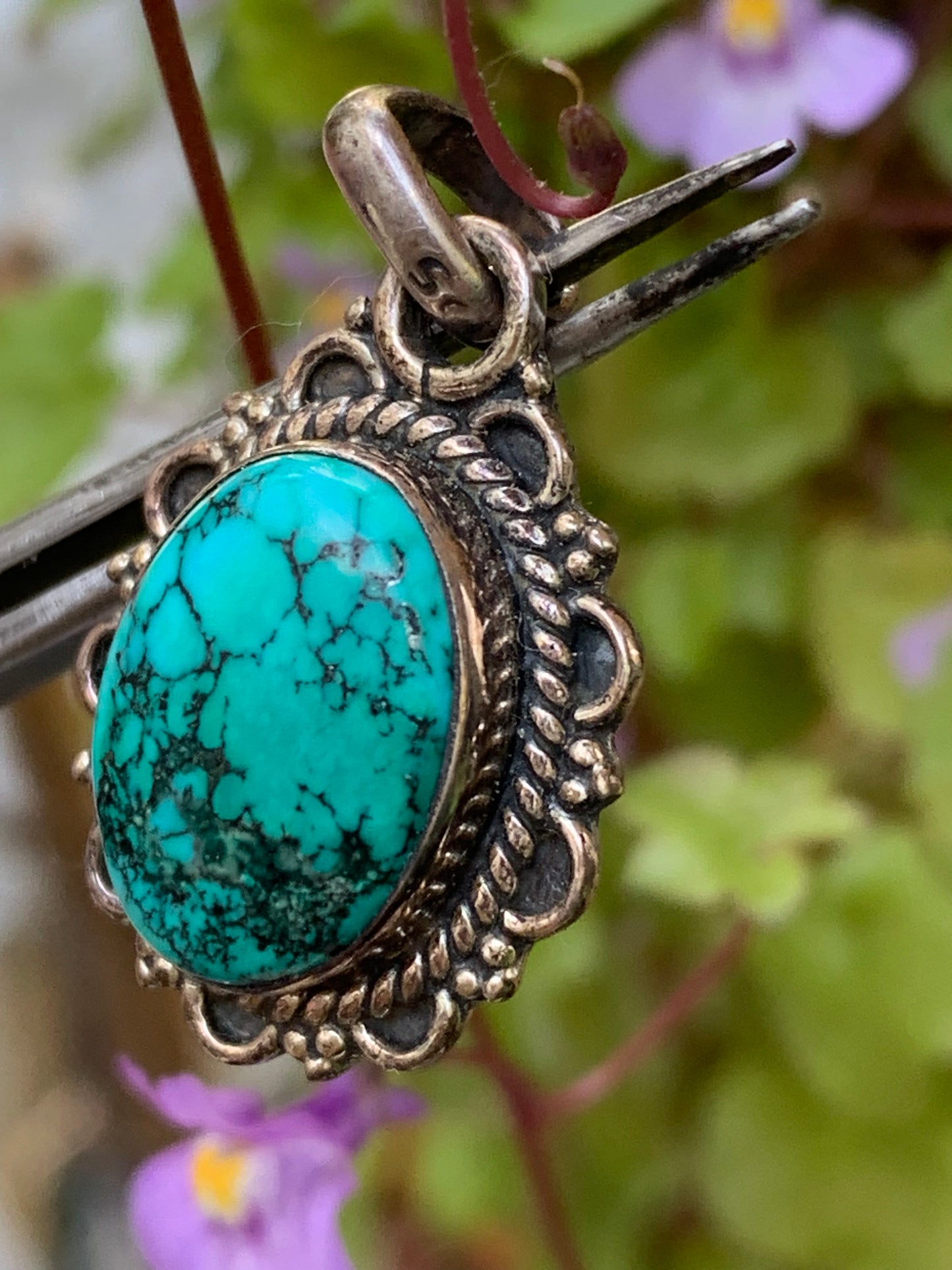Turquoise Perse ! Pendentif en Argent 925 de 30mm de hauteur x 17 de largeur x 7 d'épaisseur. Vendu avec cordon réglable de couleur noire !