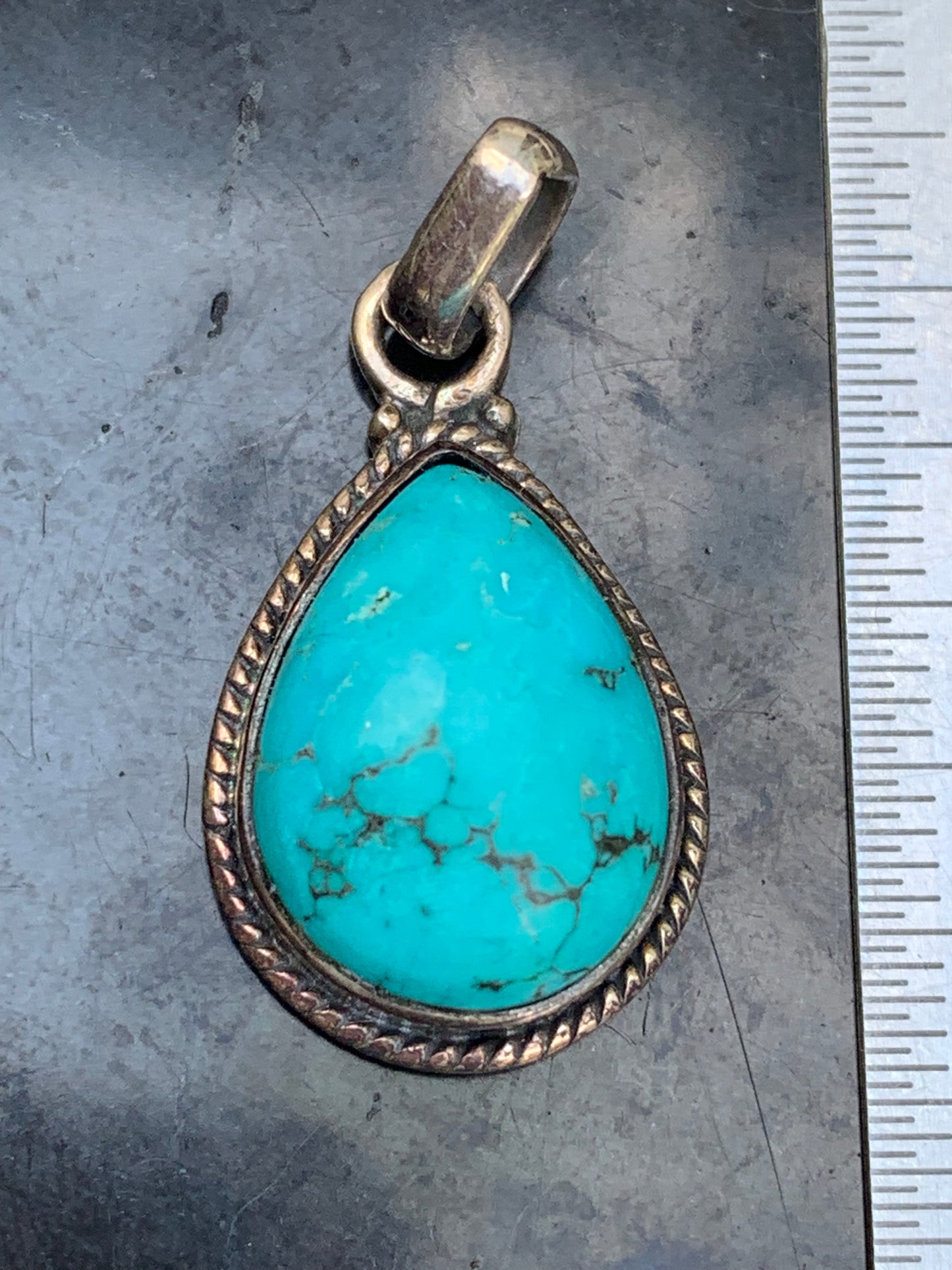 Turquoise Perse ! Pendentif en Argent 925 de 30mm de hauteur x 15 de largeur x 8 d'épaisseur. Vendu avec cordon réglable de couleur noire !
