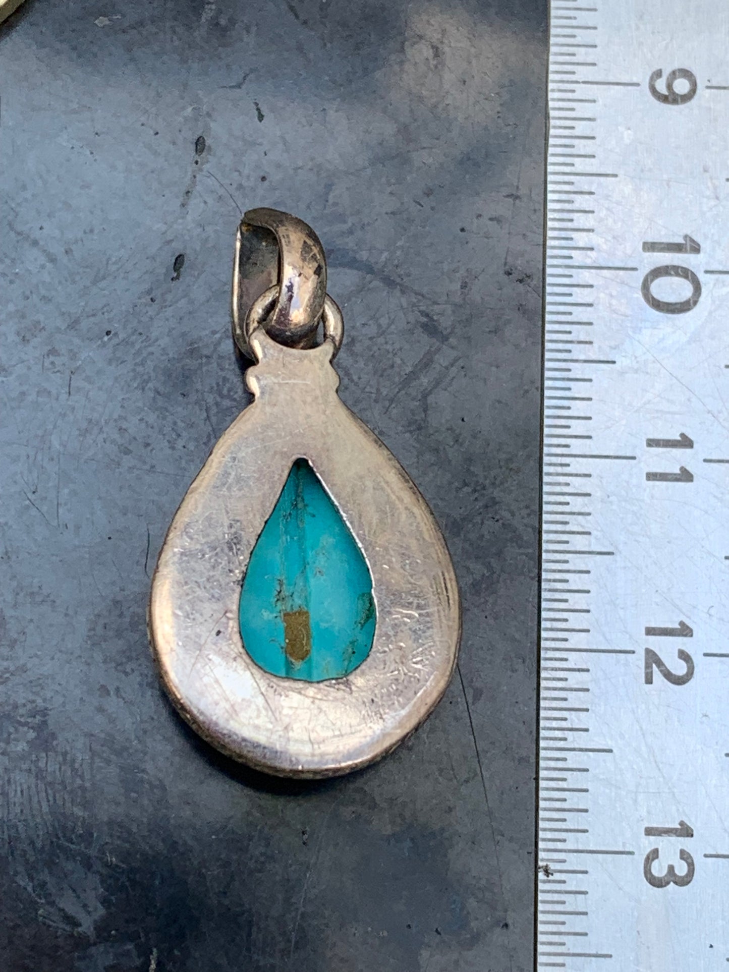 Turquoise Perse ! Pendentif en Argent 925 de 30mm de hauteur x 15 de largeur x 8 d'épaisseur. Vendu avec cordon réglable de couleur noire !