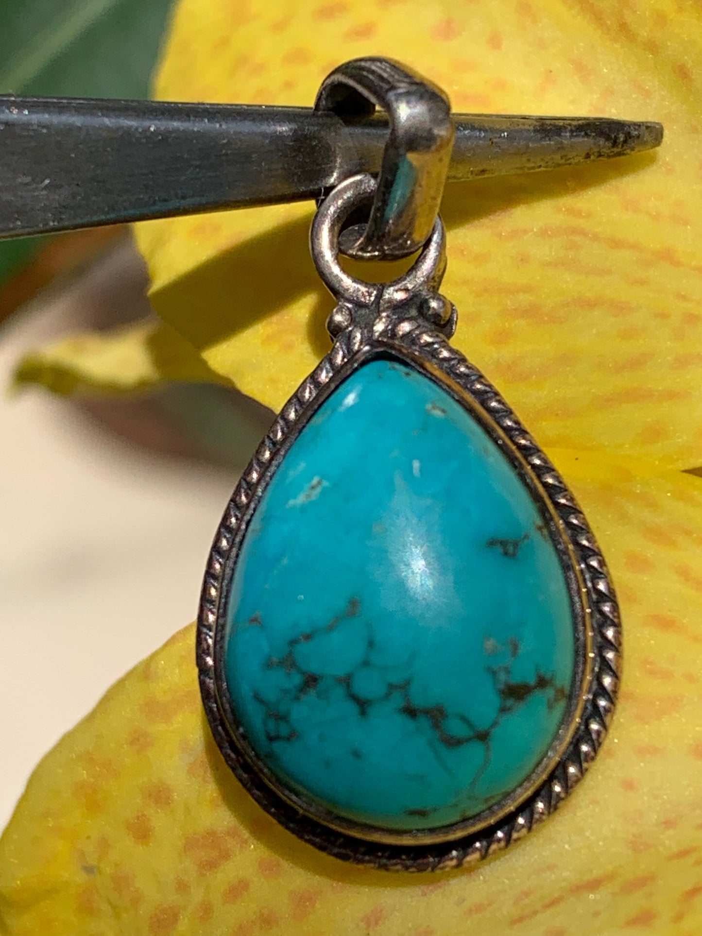 Turquoise Perse ! Pendentif en Argent 925 de 30mm de hauteur x 15 de largeur x 8 d'épaisseur. Vendu avec cordon réglable de couleur noire !
