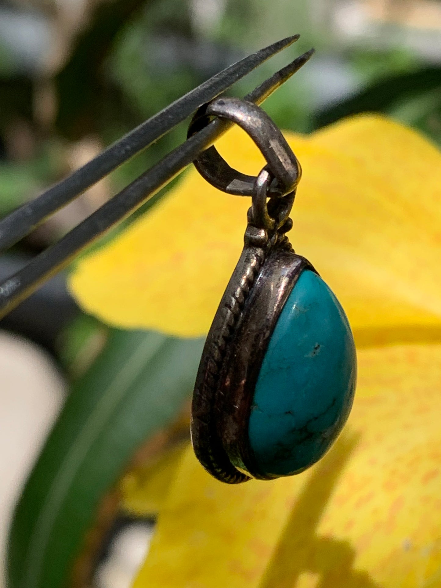 Turquoise Perse ! Pendentif en Argent 925 de 30mm de hauteur x 15 de largeur x 8 d'épaisseur. Vendu avec cordon réglable de couleur noire !