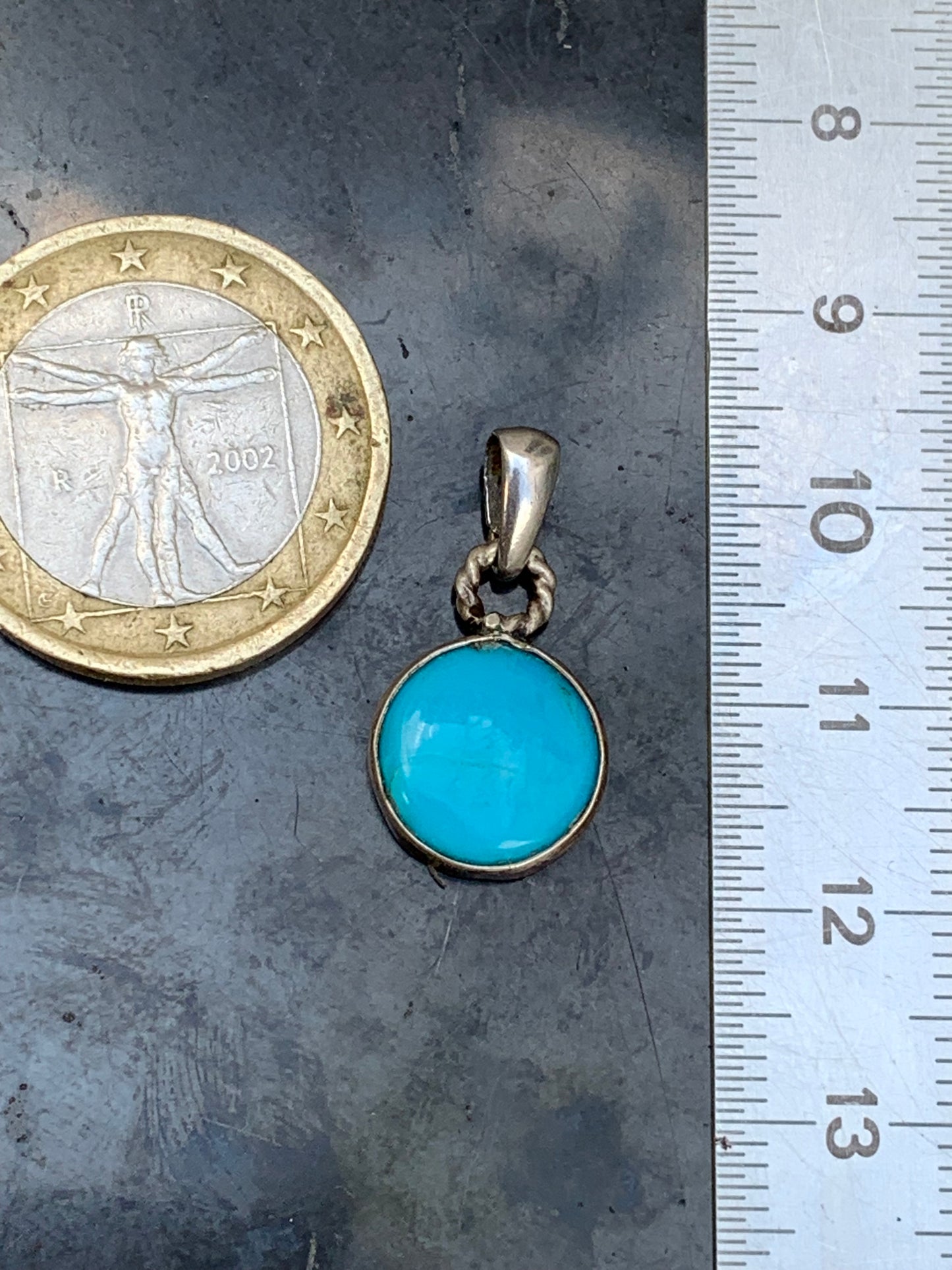 Turquoise des U.S.A ! Pendentif en Argent 925 de 22mm de hauteur x 12 de largeur x 4 d'épaisseur. Vendu avec cordon réglable de couleur noire !