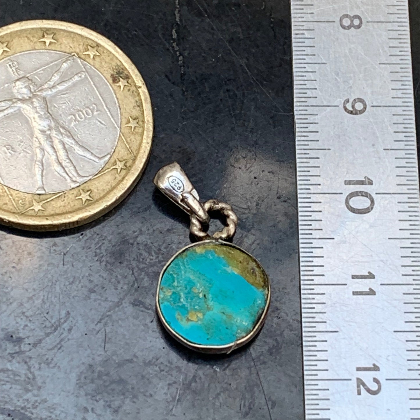 Turquoise des U.S.A ! Pendentif en Argent 925 de 22mm de hauteur x 12 de largeur x 4 d'épaisseur. Vendu avec cordon réglable de couleur noire !