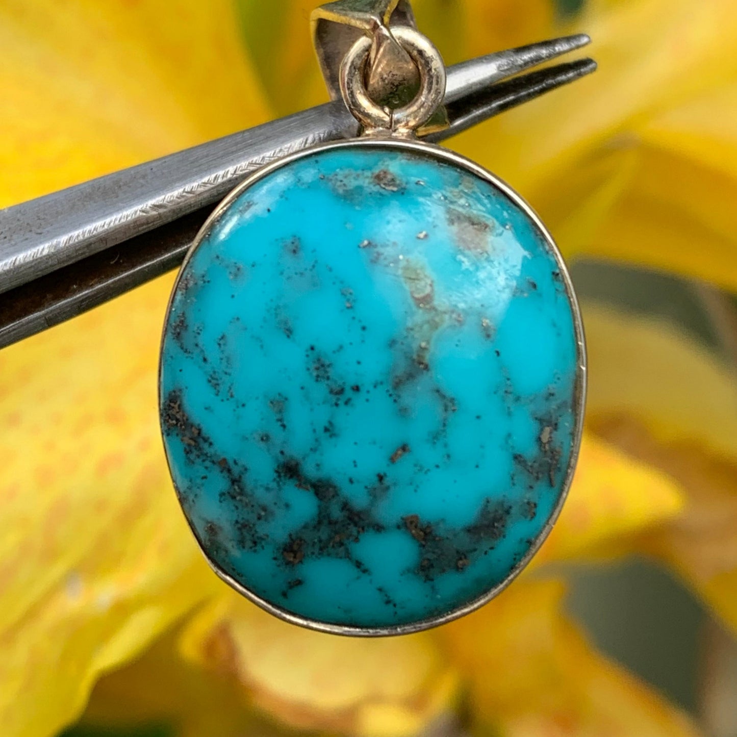 Turquoise Perse ! Pendentif en Argent 925 de 35mm de hauteur x 21 de largeur x 10 d'épaisseur. Vendu avec cordon réglable de couleur noire !