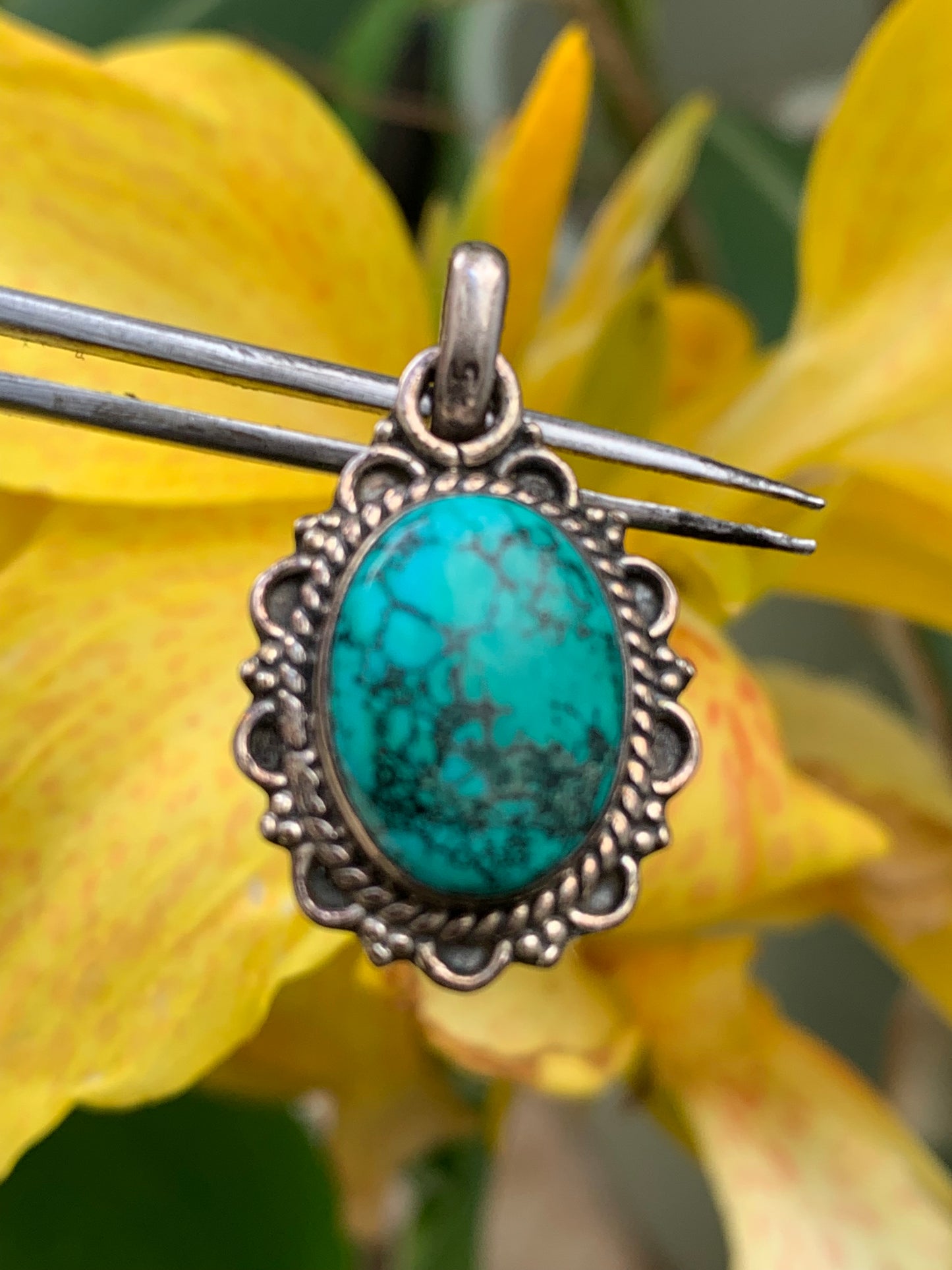 Turquoise Perse ! Pendentif en Argent 925 de 30mm de hauteur x 17 de largeur x 7 d'épaisseur. Vendu avec cordon réglable de couleur noire !