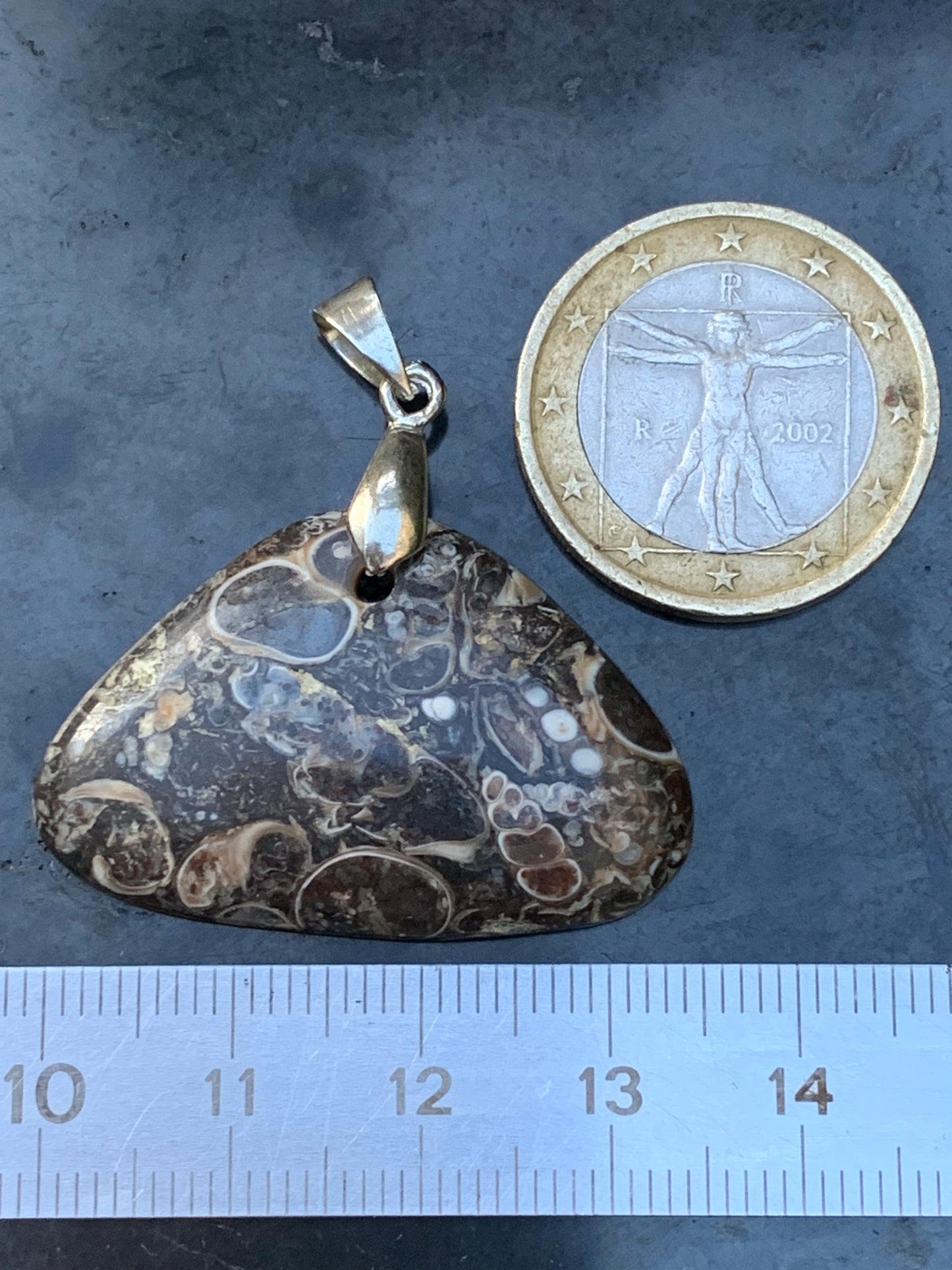 Agate turitelle/ fossile, pendentif de 36mm de hauteur x 36 de largeur x 11 d'épaisseur. Vendu avec cordon réglable de couleur noire !