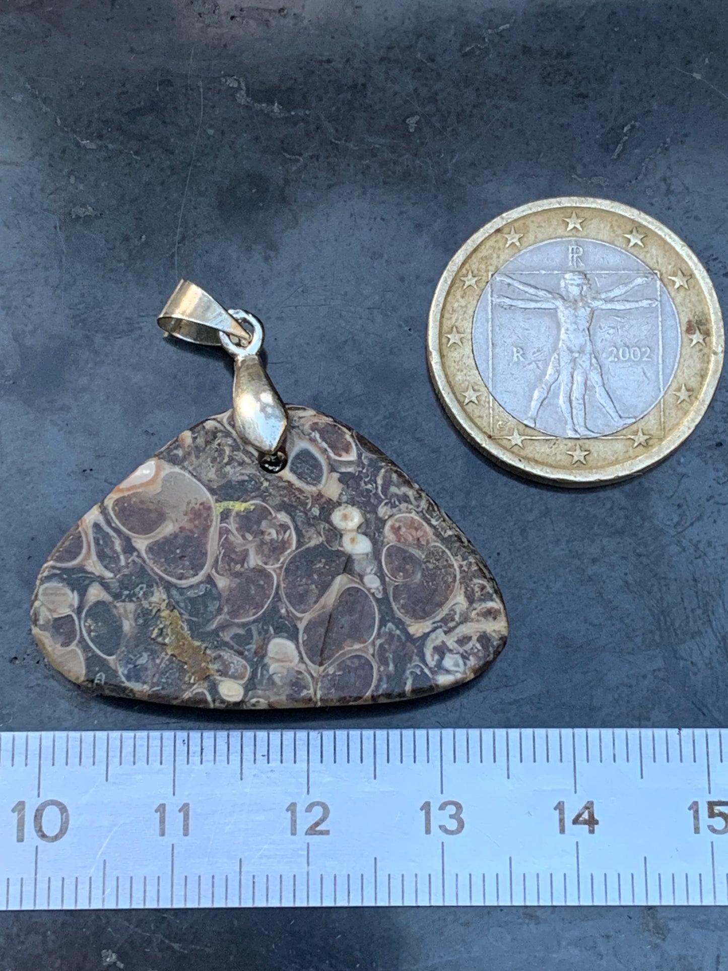 Agate turitelle/ fossile, pendentif de 36mm de hauteur x 36 de largeur x 11 d'épaisseur. Vendu avec cordon réglable de couleur noire !