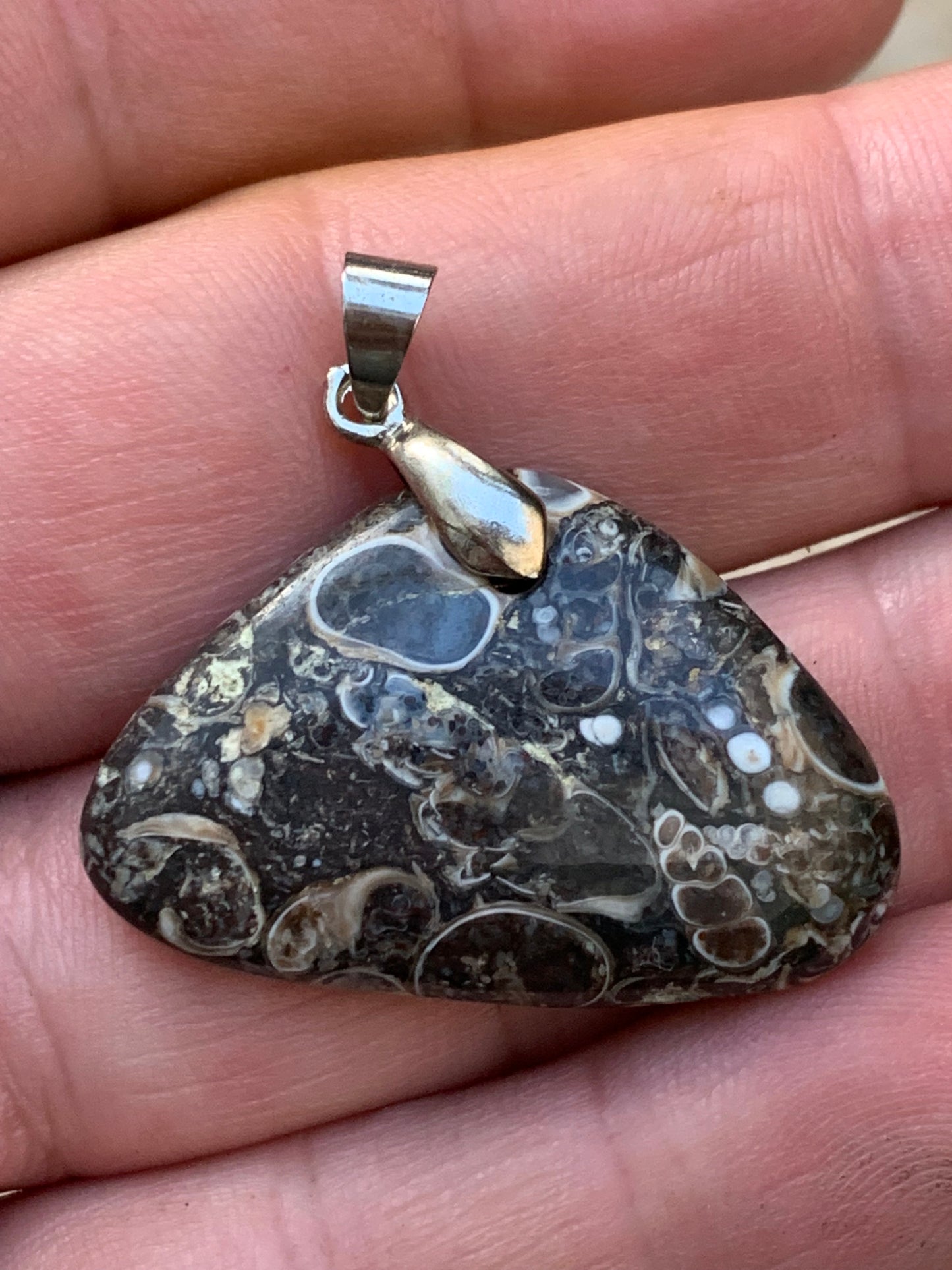 Agate turitelle/ fossile, pendentif de 36mm de hauteur x 36 de largeur x 11 d'épaisseur. Vendu avec cordon réglable de couleur noire !