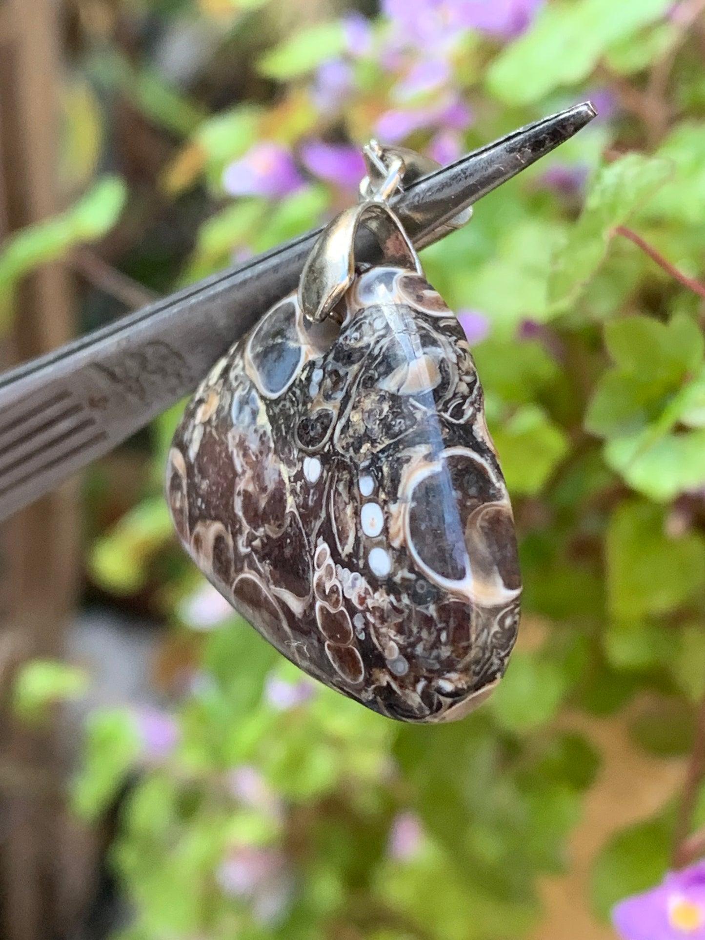 Agate turitelle/ fossile, pendentif de 36mm de hauteur x 36 de largeur x 11 d'épaisseur. Vendu avec cordon réglable de couleur noire !