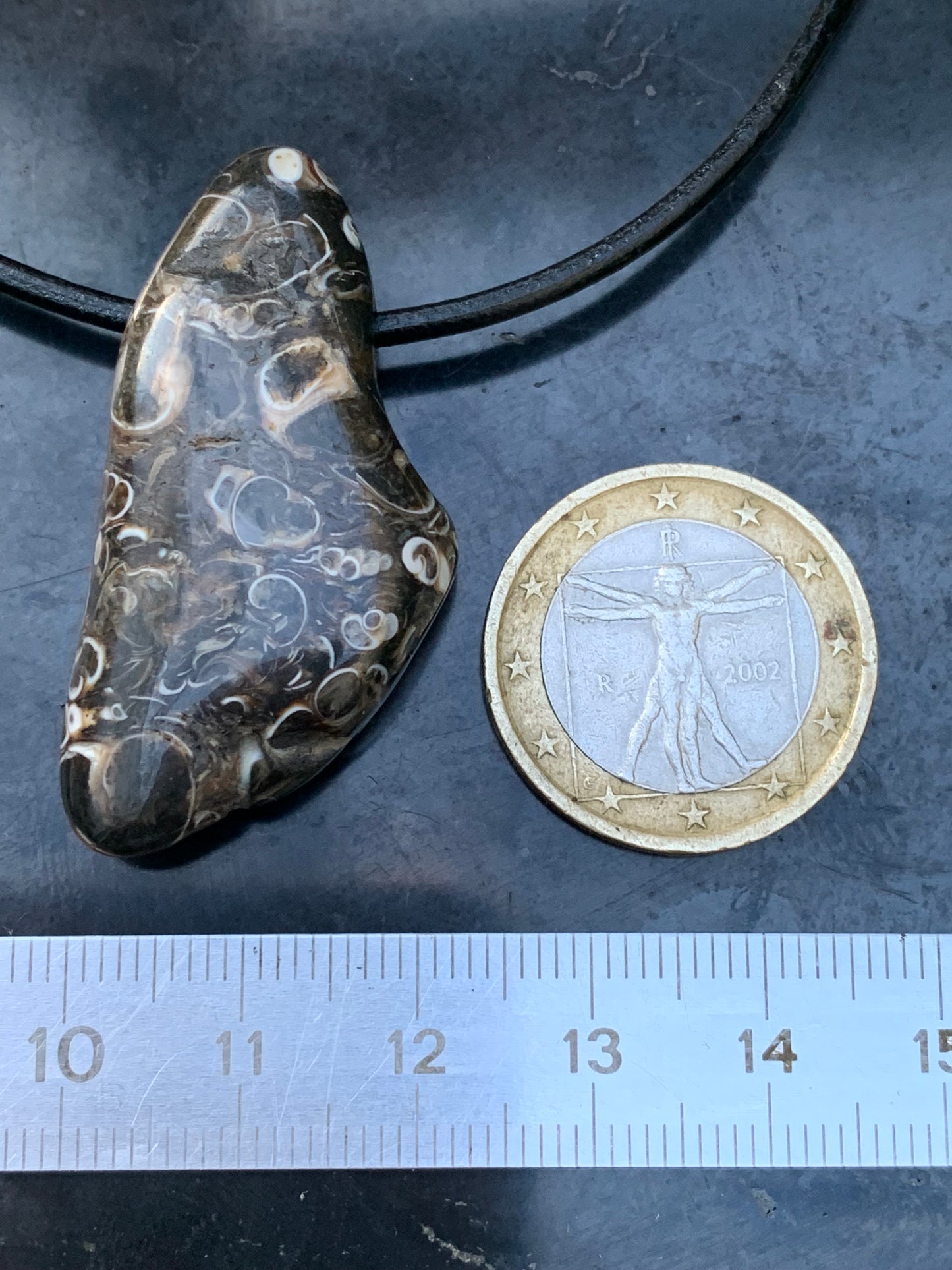 Agate turitelle/ fossile, pendentif de 42mm de hauteur x 22 de largeur x 11 d'épaisseur. Vendu avec cordon réglable de couleur noire !