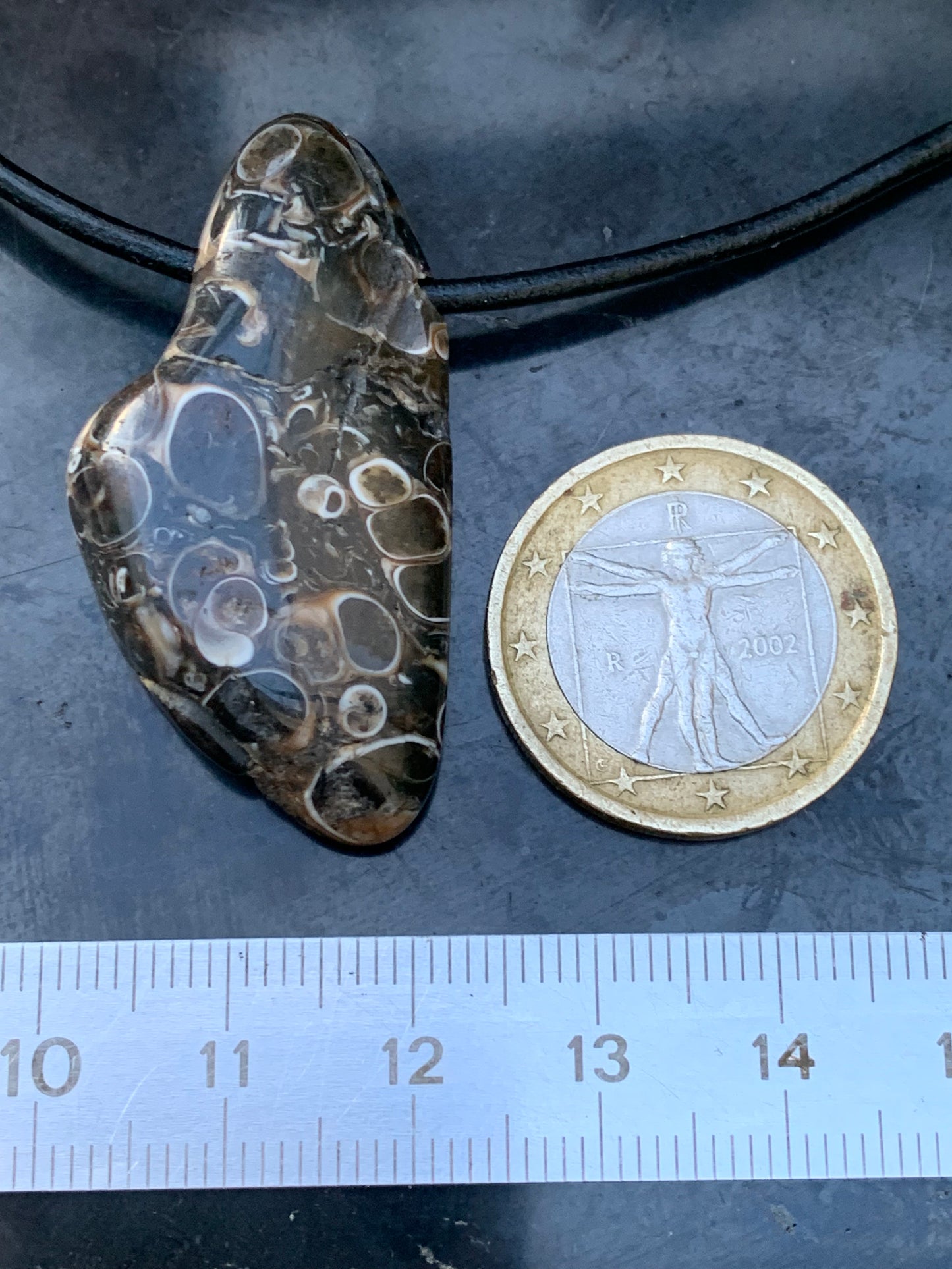 Agate turitelle/ fossile, pendentif de 42mm de hauteur x 22 de largeur x 11 d'épaisseur. Vendu avec cordon réglable de couleur noire !