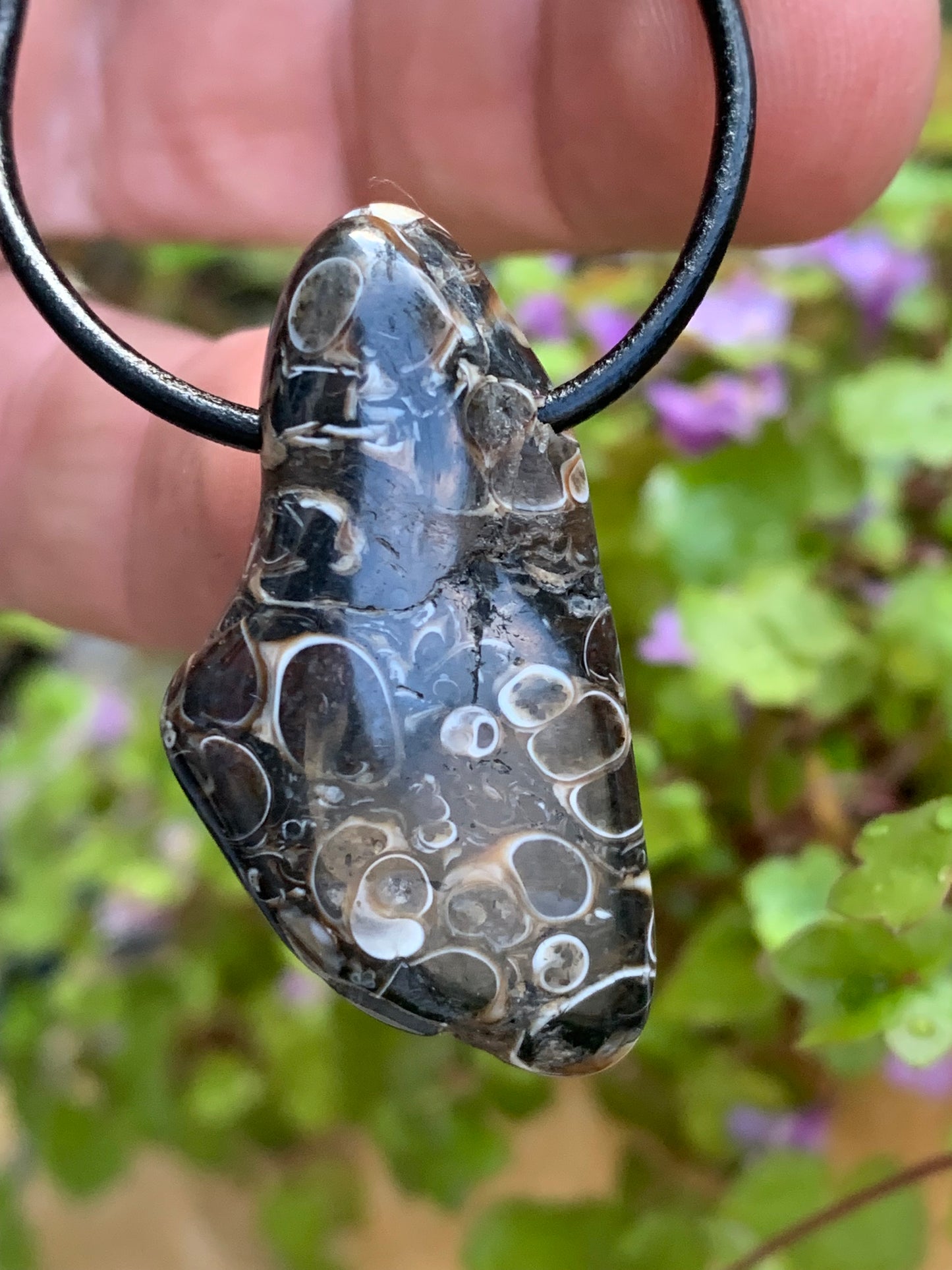 Agate turitelle/ fossile, pendentif de 42mm de hauteur x 22 de largeur x 11 d'épaisseur. Vendu avec cordon réglable de couleur noire !