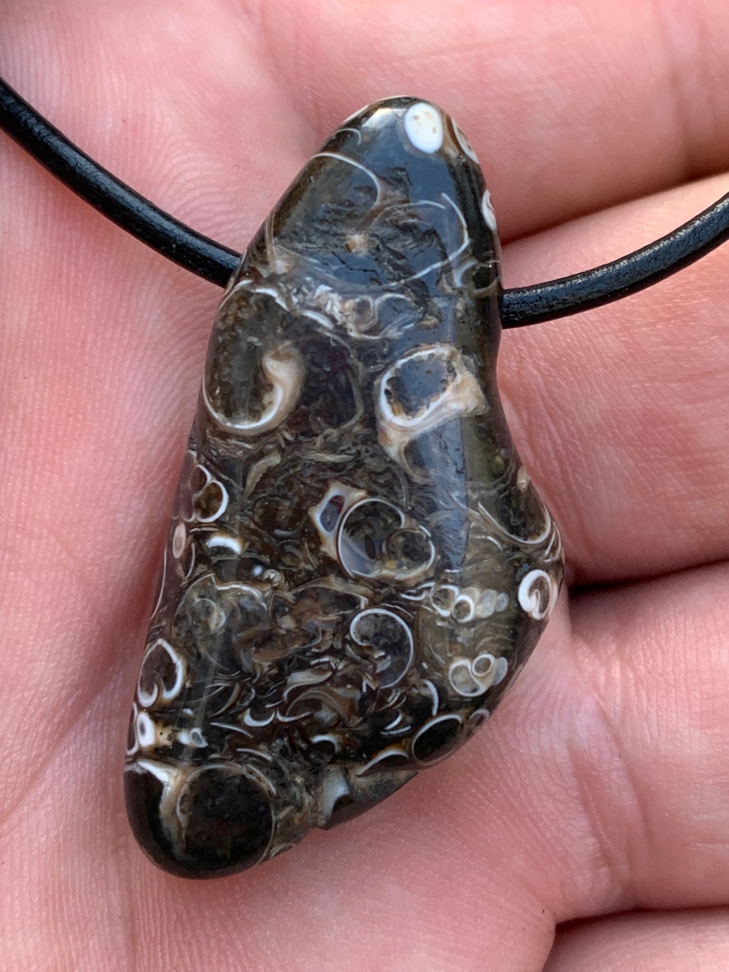 Agate turitelle/ fossile, pendentif de 42mm de hauteur x 22 de largeur x 11 d'épaisseur. Vendu avec cordon réglable de couleur noire !