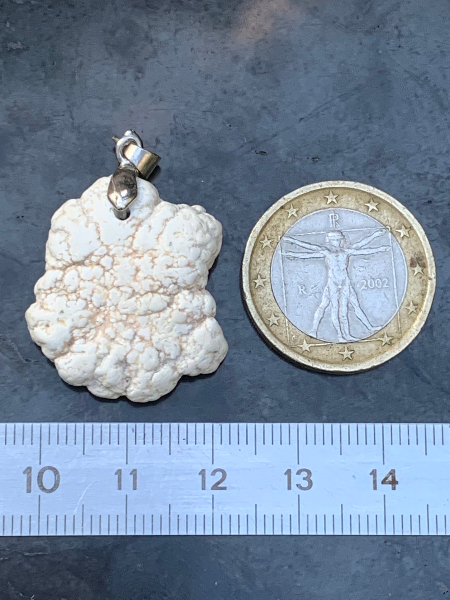 Howlite, pendentif de 33mm de hauteur x 24 de largeur x 8 d'épaisseur. Vendu avec cordon réglable de couleur noire !