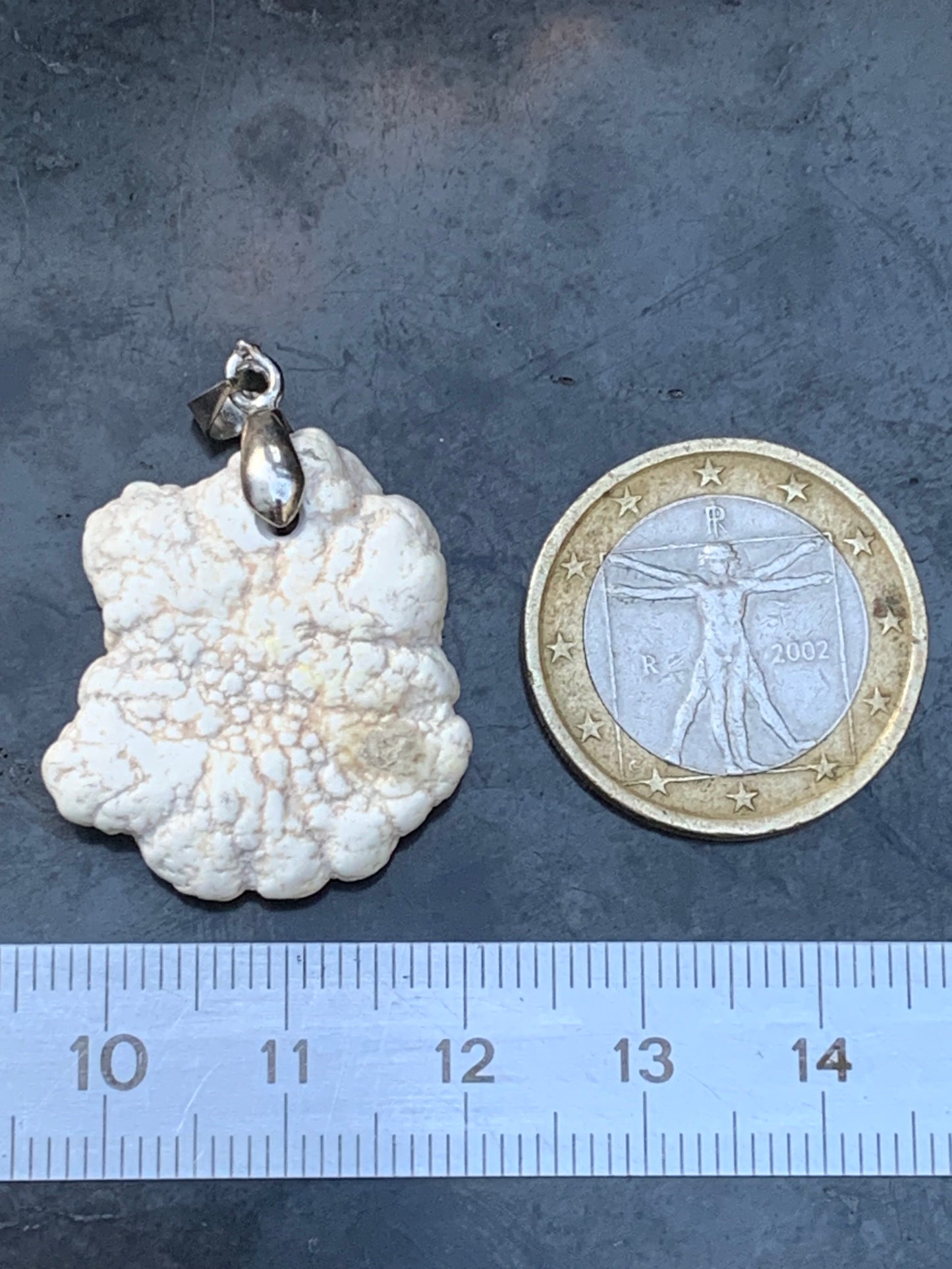 Howlite, pendentif de 33mm de hauteur x 24 de largeur x 8 d'épaisseur. Vendu avec cordon réglable de couleur noire !