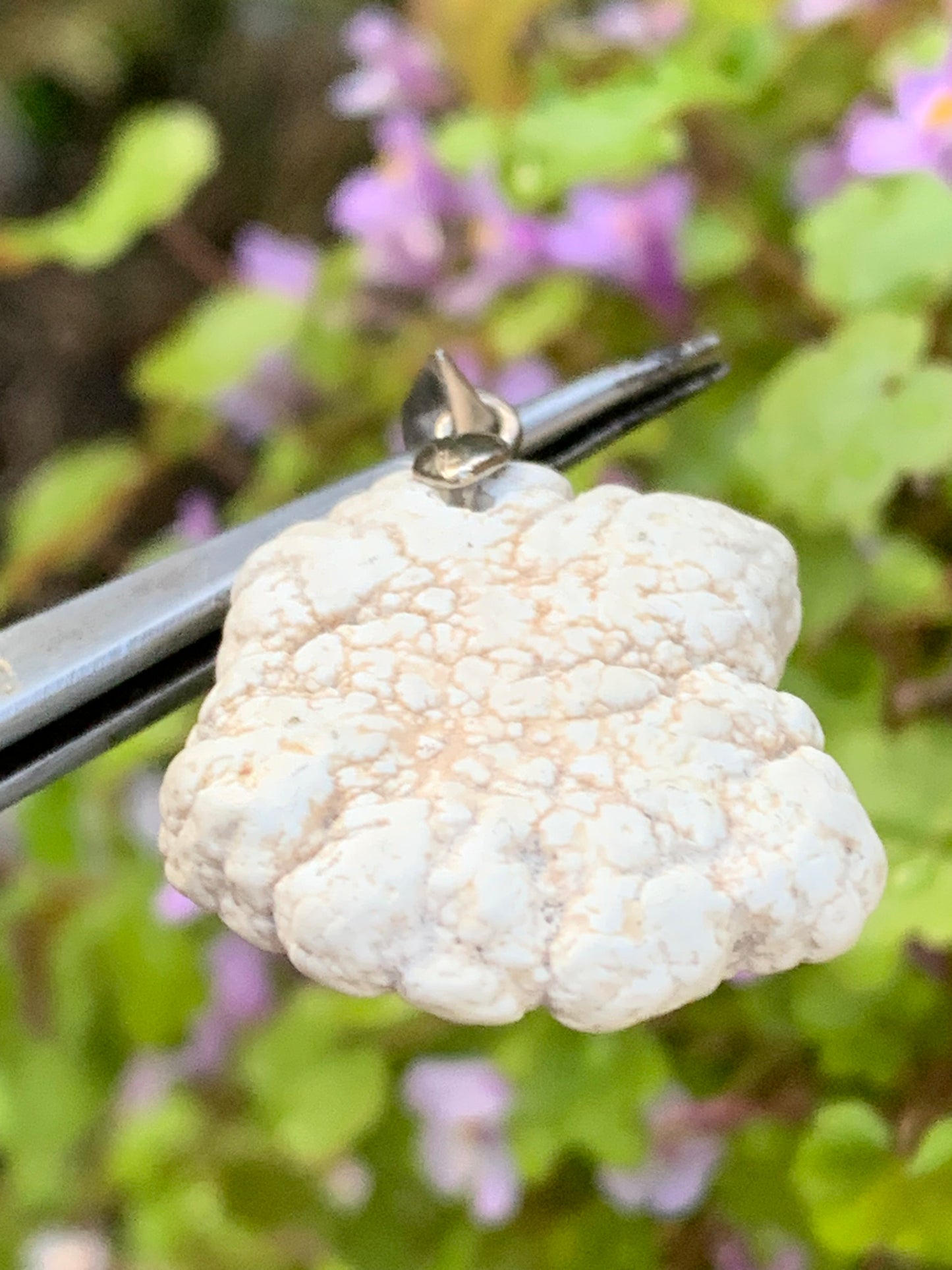 Howlite, pendentif de 33mm de hauteur x 24 de largeur x 8 d'épaisseur. Vendu avec cordon réglable de couleur noire !