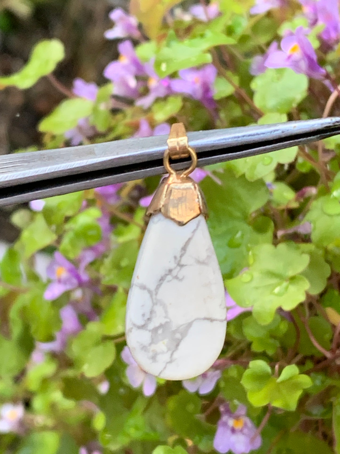 Howlite, pendentif de 34mm de hauteur x 13 de largeur x 5 d'épaisseur. Vendu avec cordon réglable de couleur noire !