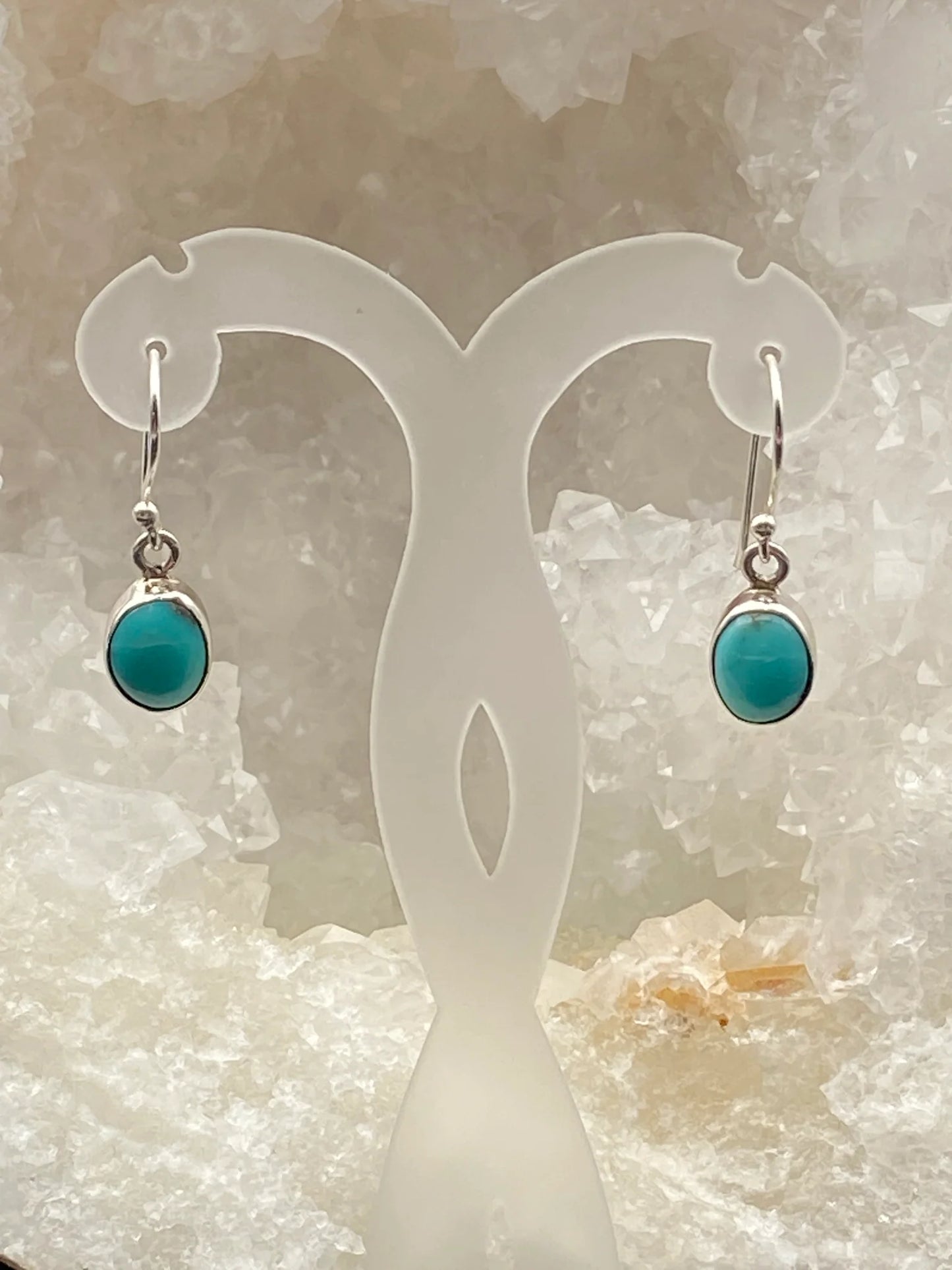 Boucles d'oreilles en Turquoise , cabochon sertis de forme ovale, qualité AA à AAA. Vendu en finition Argent, parfait !